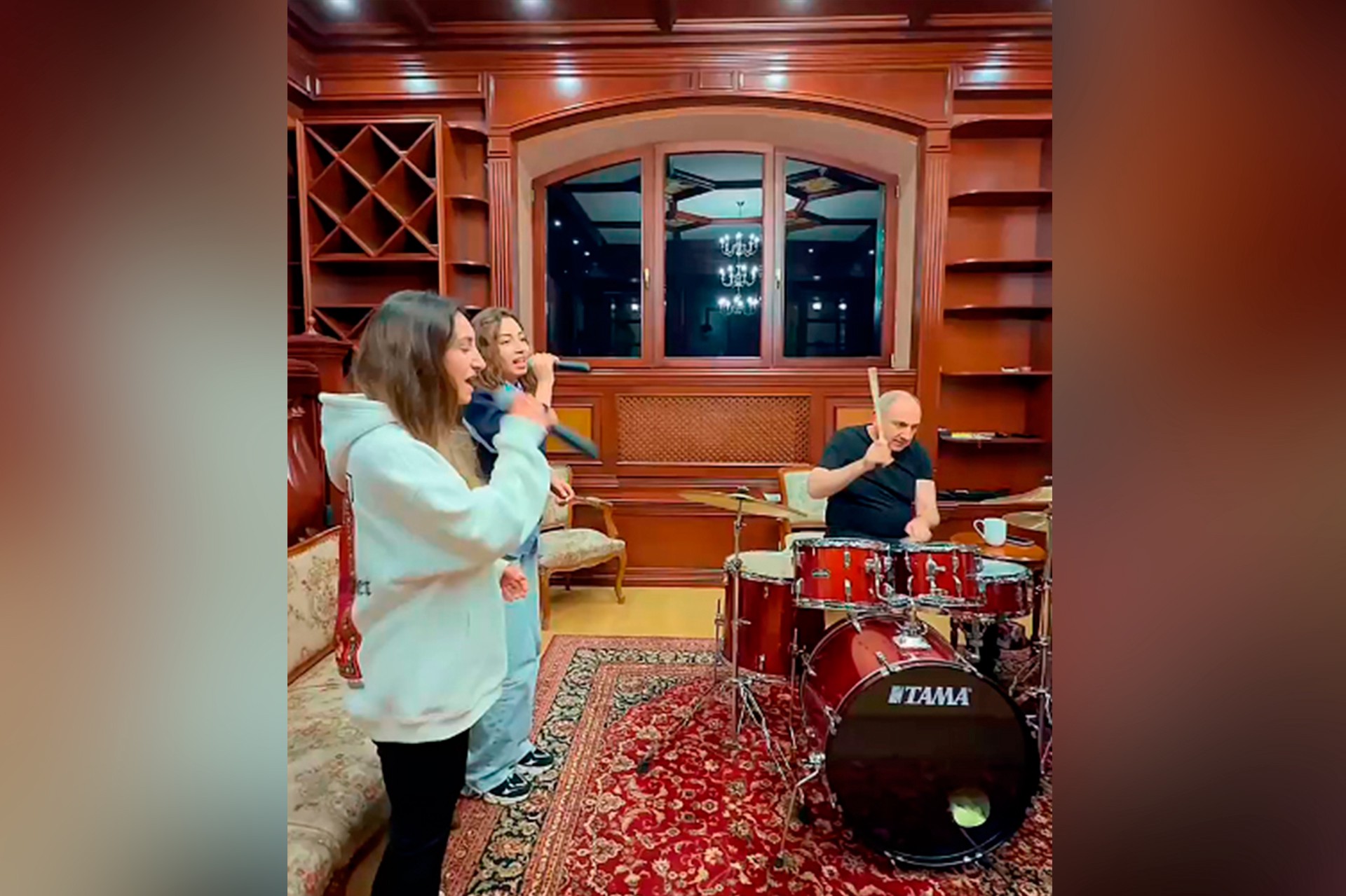 Ему по барабану: кому аккомпанирует Никол Пашинян со своей рок-группой