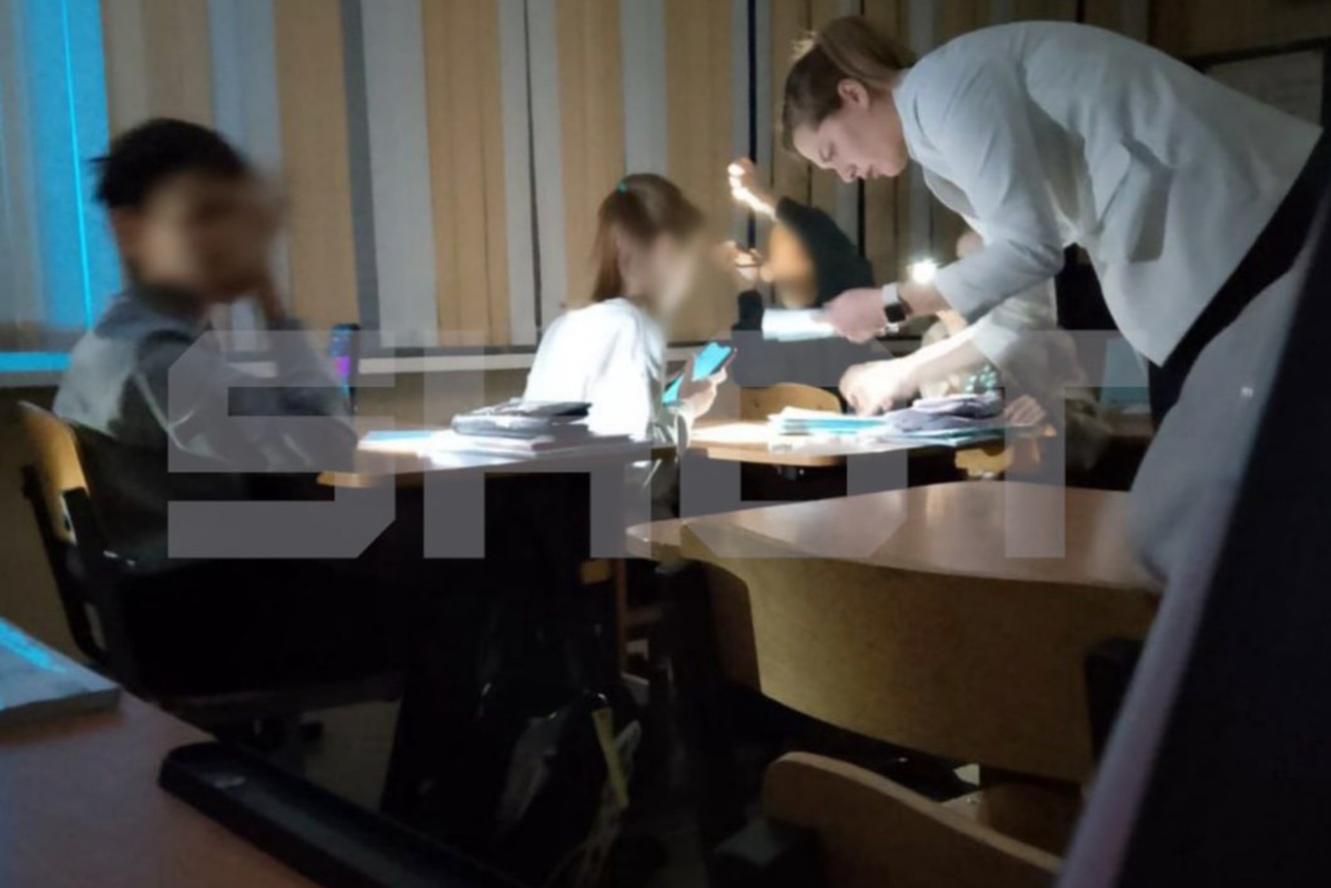 В школах Мурманска провели уроки при свете фонариков