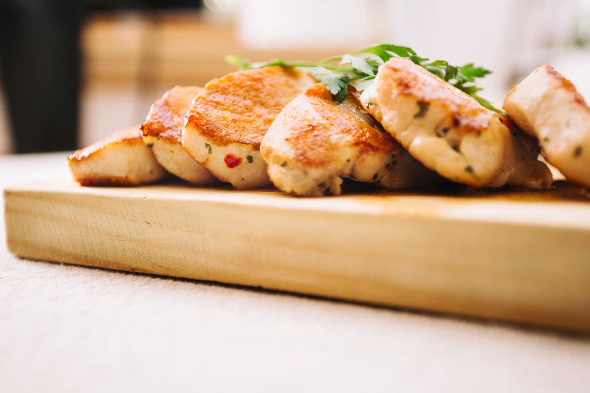 Забудьте о сухом мясе: научный подход к тому, как сделать любую куриную грудку сочной и ароматной