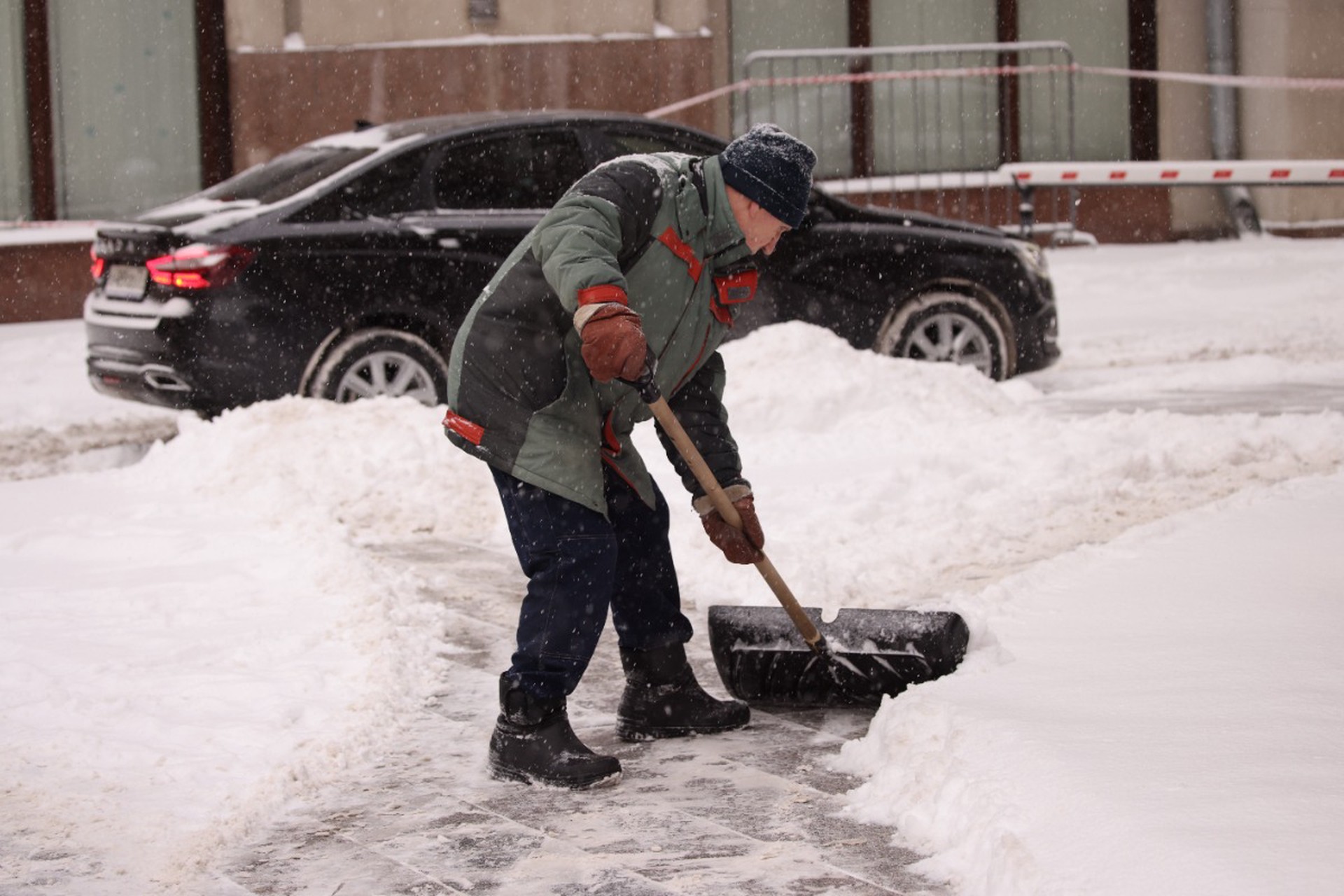 Дворник спас выпавшего с 13-го этажа ребенка