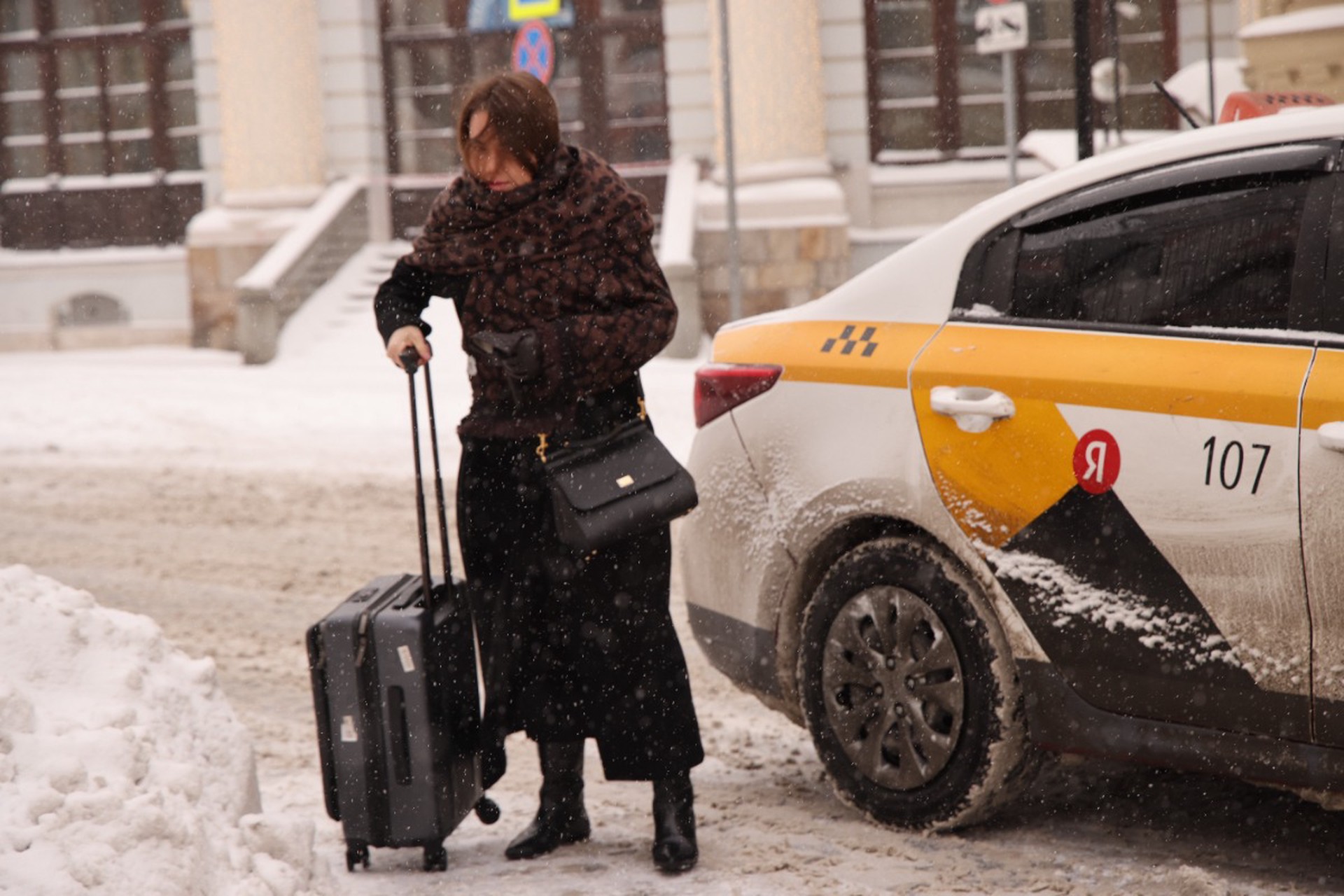 Стало известно, как рекордные снегопады сказались на стоимости такси в Москве