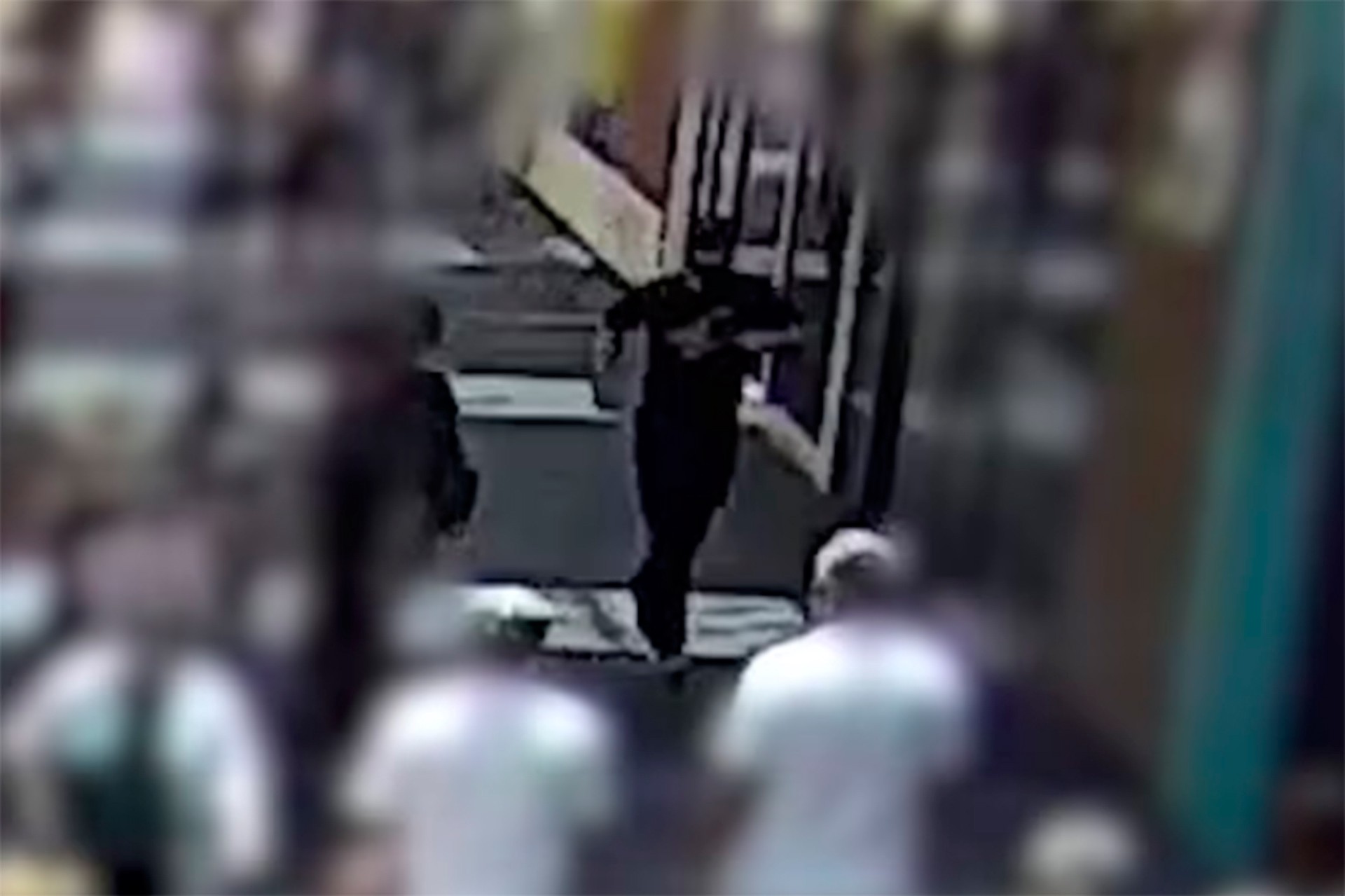 Мужчина принес бомбу на митинг в носке