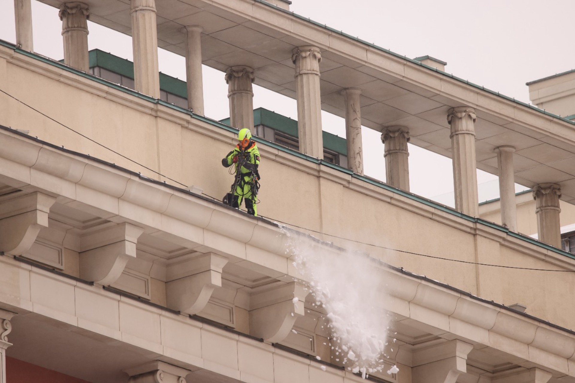 Девять человек погибли при сходе снега с крыш за неделю