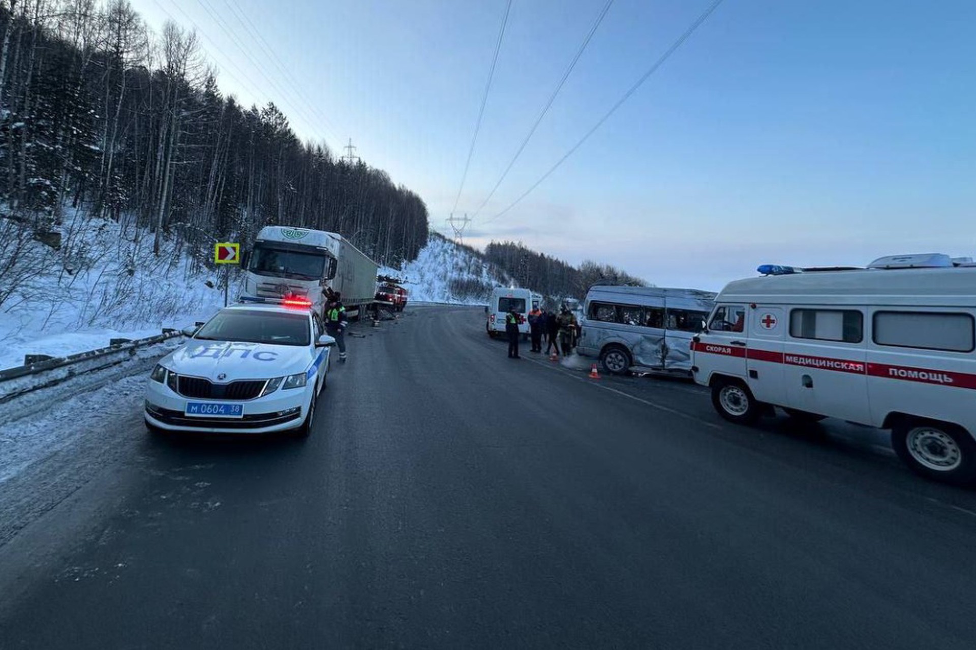 12 человек пострадали в ДТП с пассажирским микроавтобусом