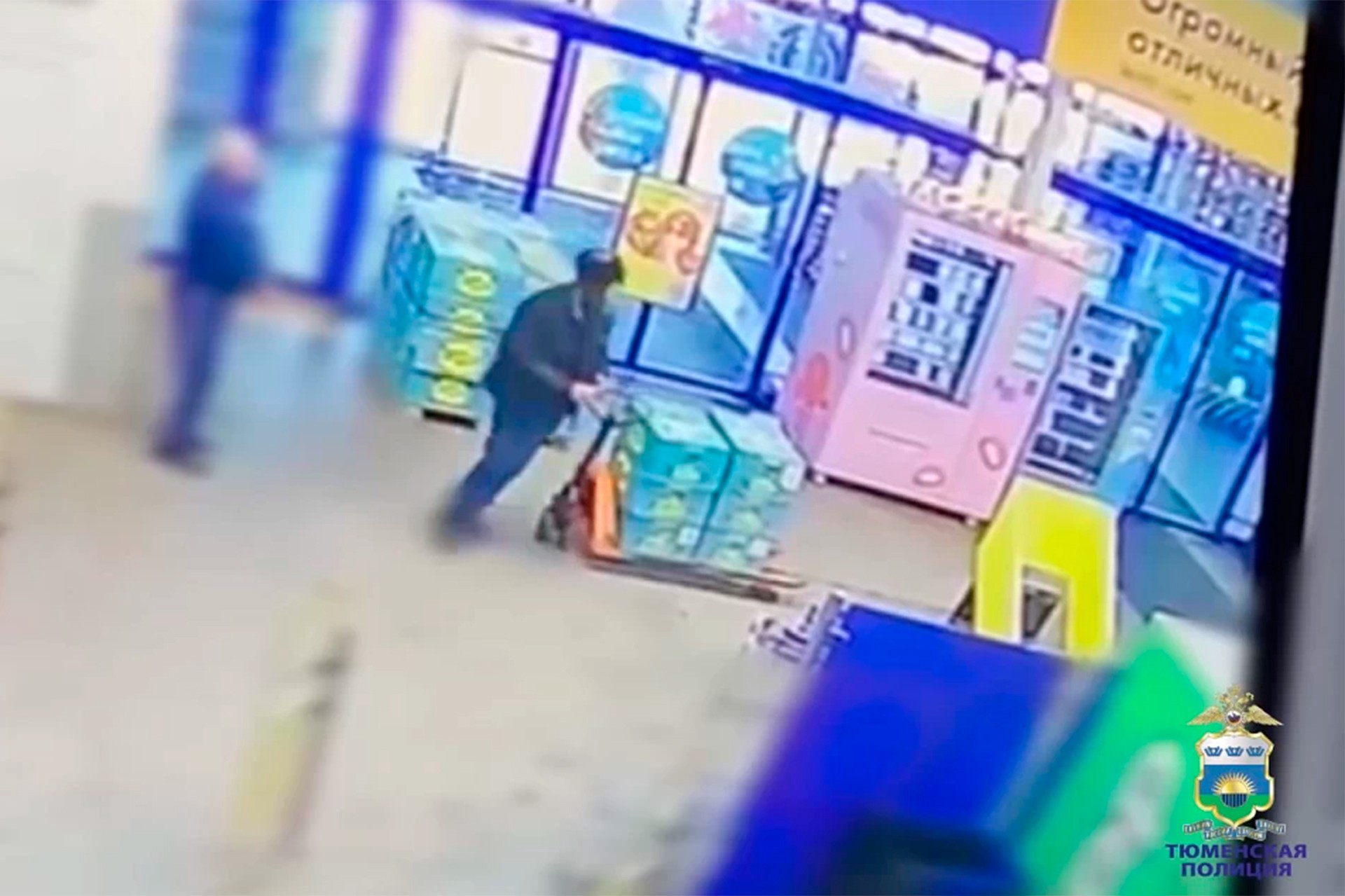 Бизнесмен украл из магазинов больше тонны огурцов