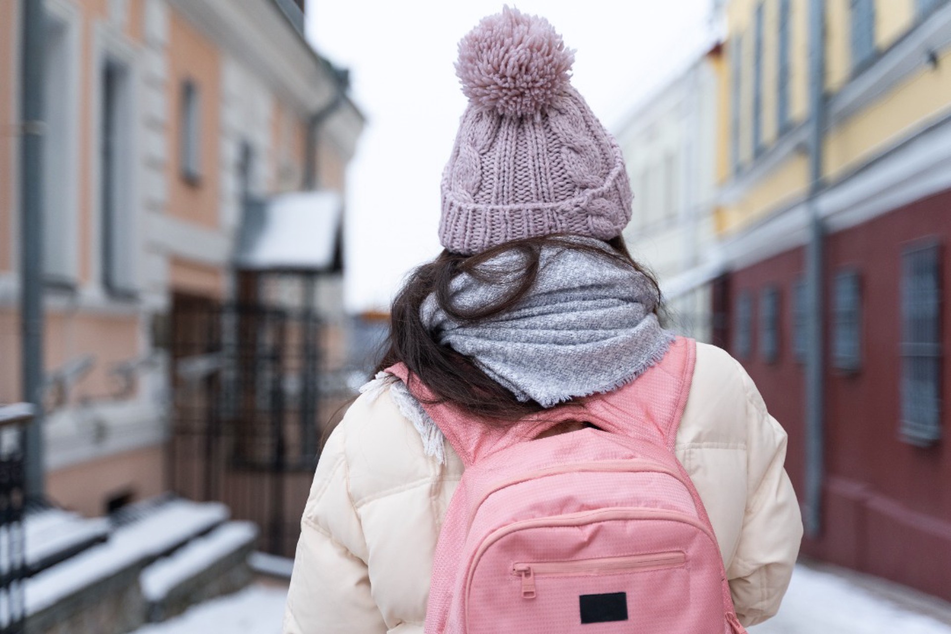 Российских школьников заставили ждать на морозе окончания линейки