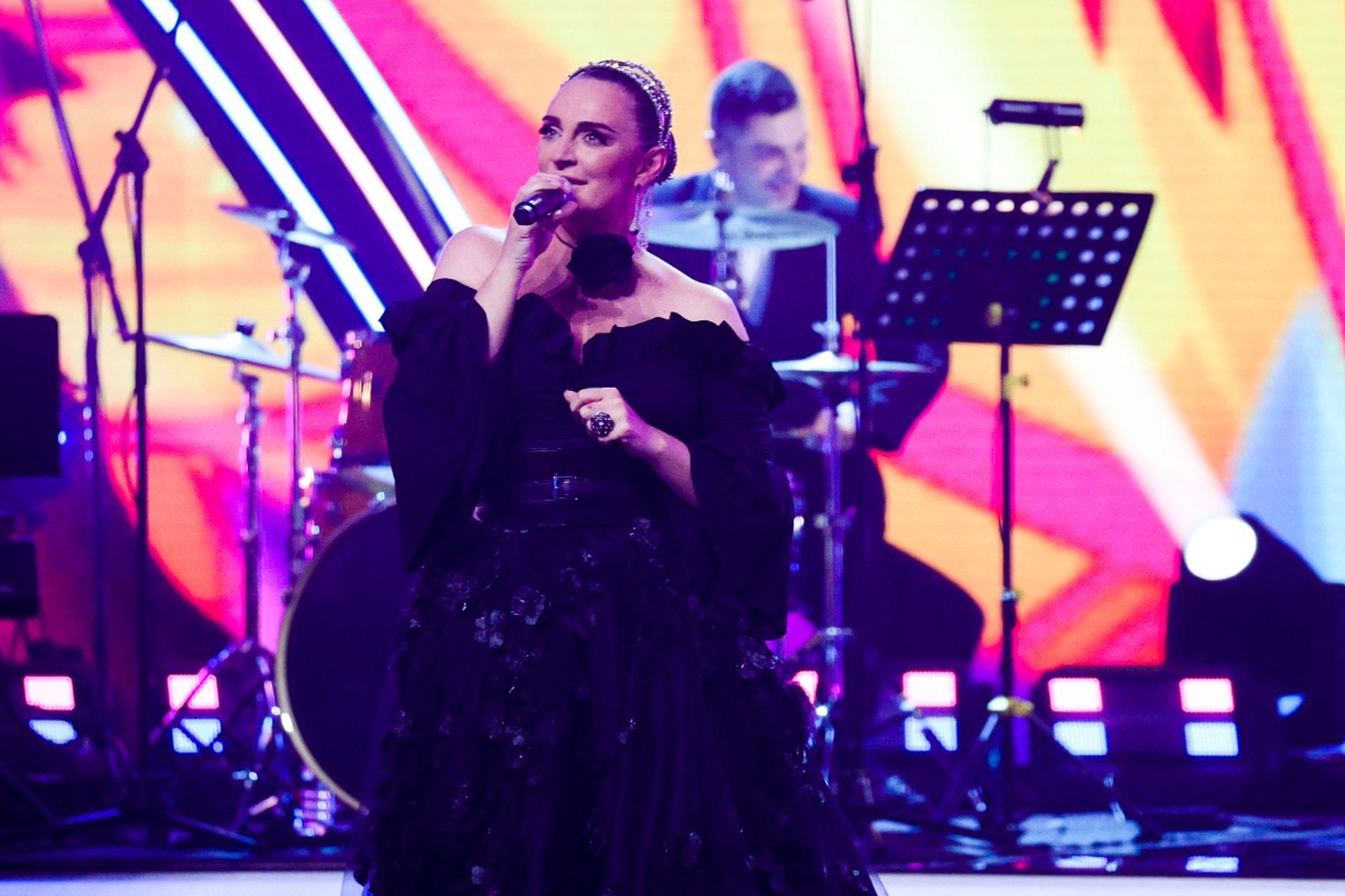 Бывший муж Ваенги ответил на слухи о прекращении певицей концертной деятельности