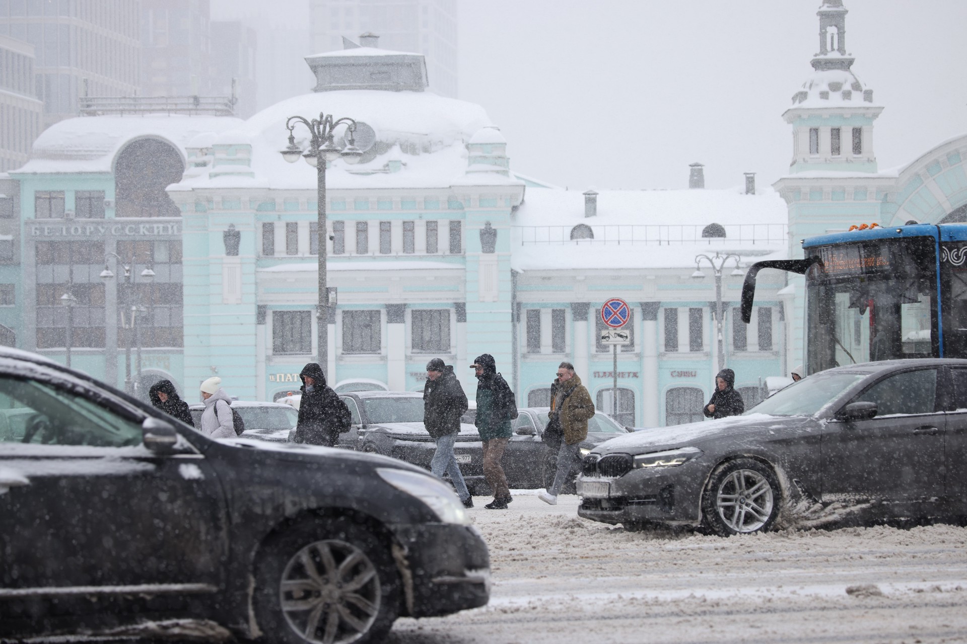 Из-за десятибалльных пробок москвичи не могут вернуться домой 