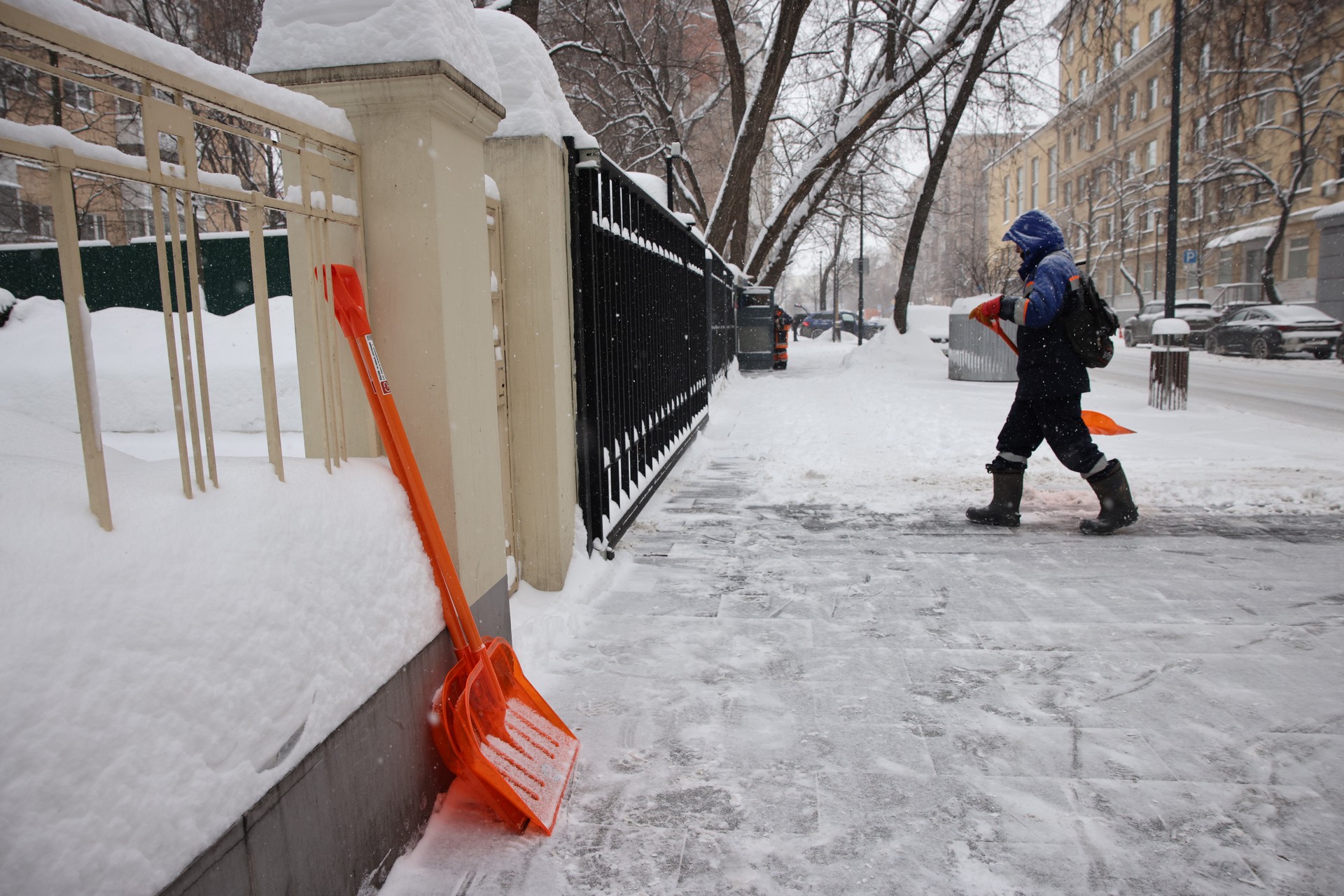 Врач назвал уборку снега одной из самых рискованных нагрузок для сердца