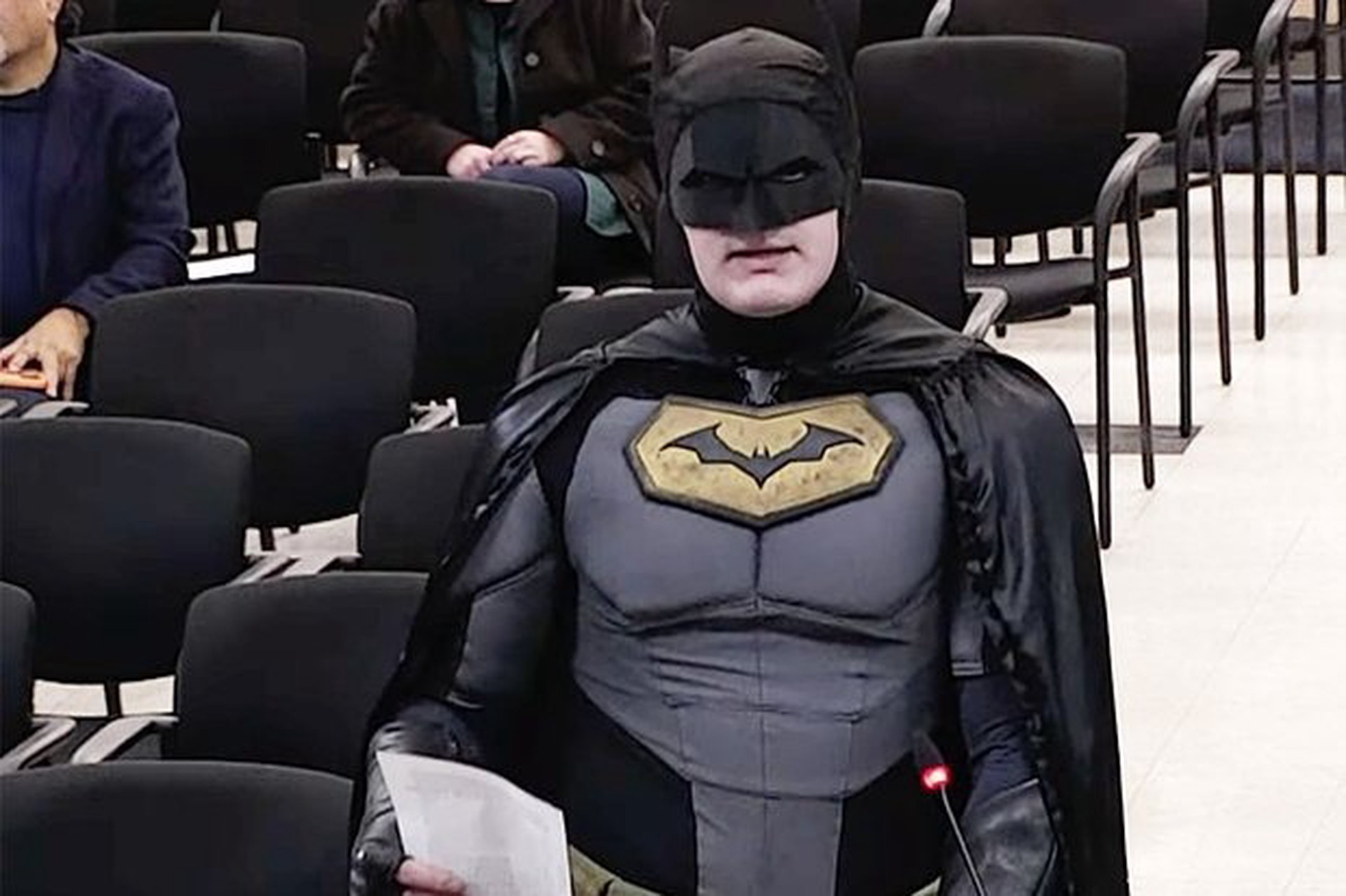 Бэтмен ворвался на заседание и обвинил власти США в предательстве