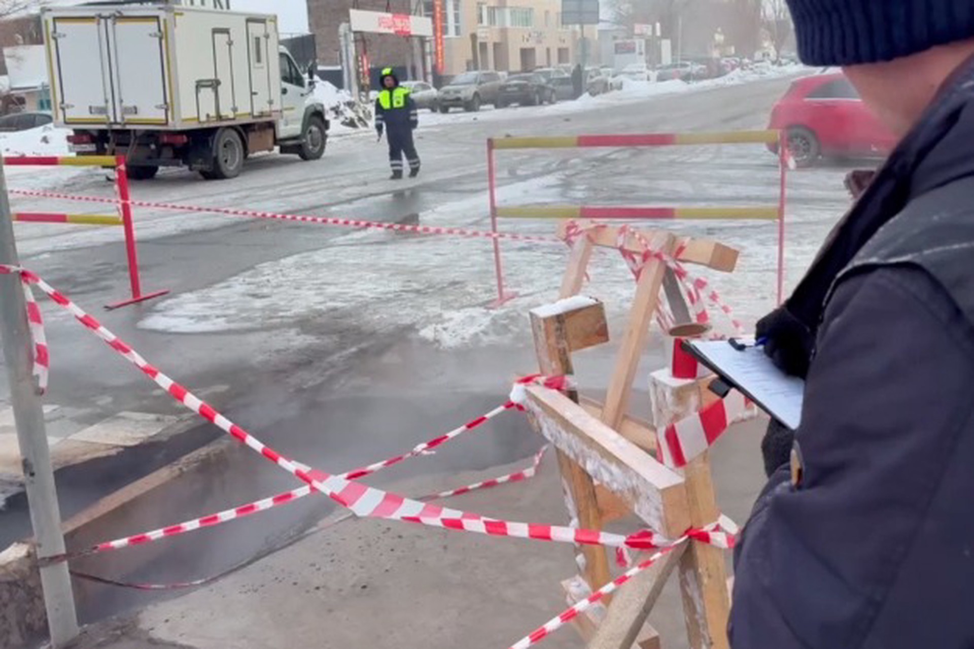 Два парня обварились кипятком из-за провала асфальта в российском регионе