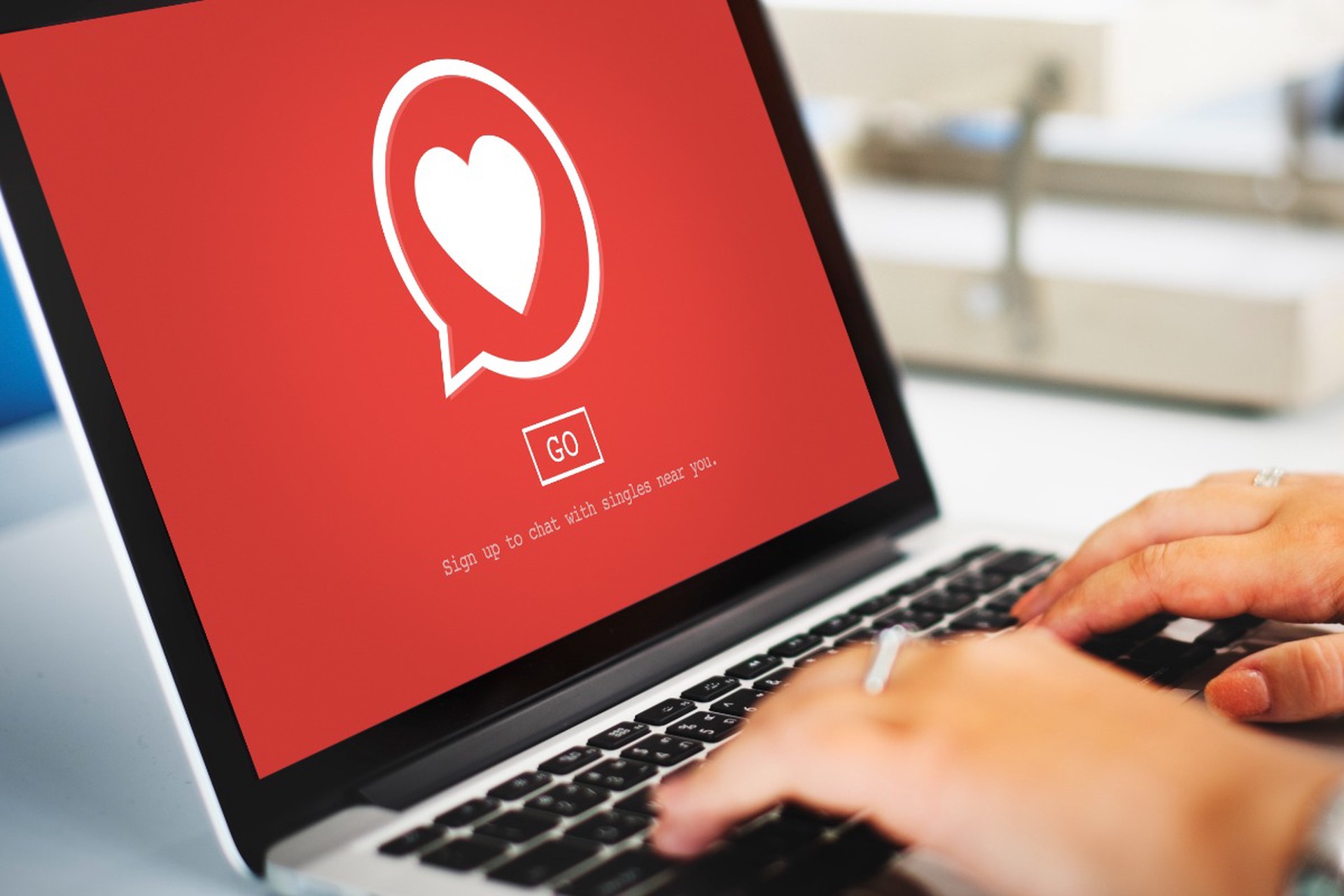 Психолог дал советы, как распознать афериста на сайтах знакомств