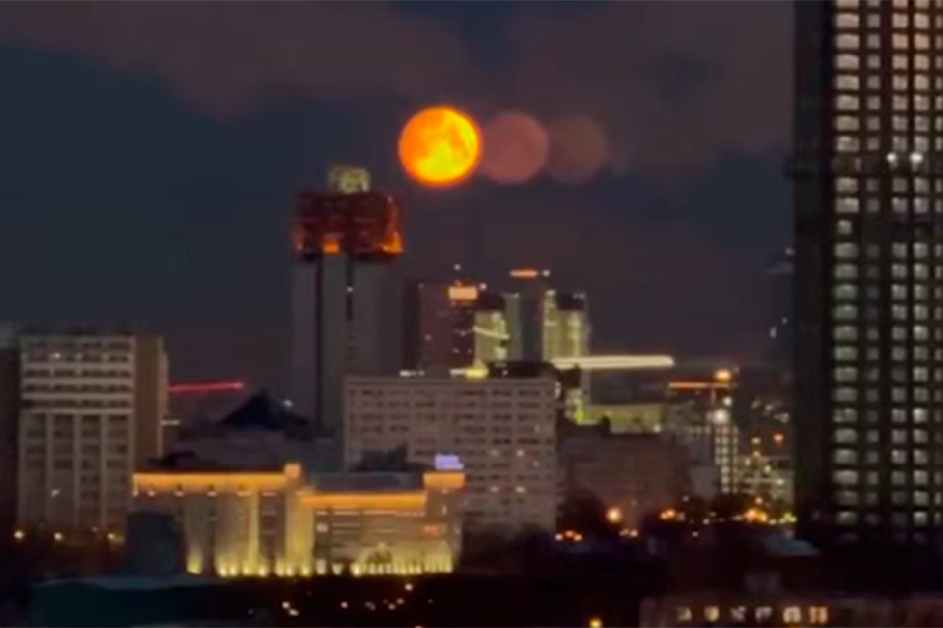 Эксперт РАН раскрыл секрет феномена «трех лун» над Москвой