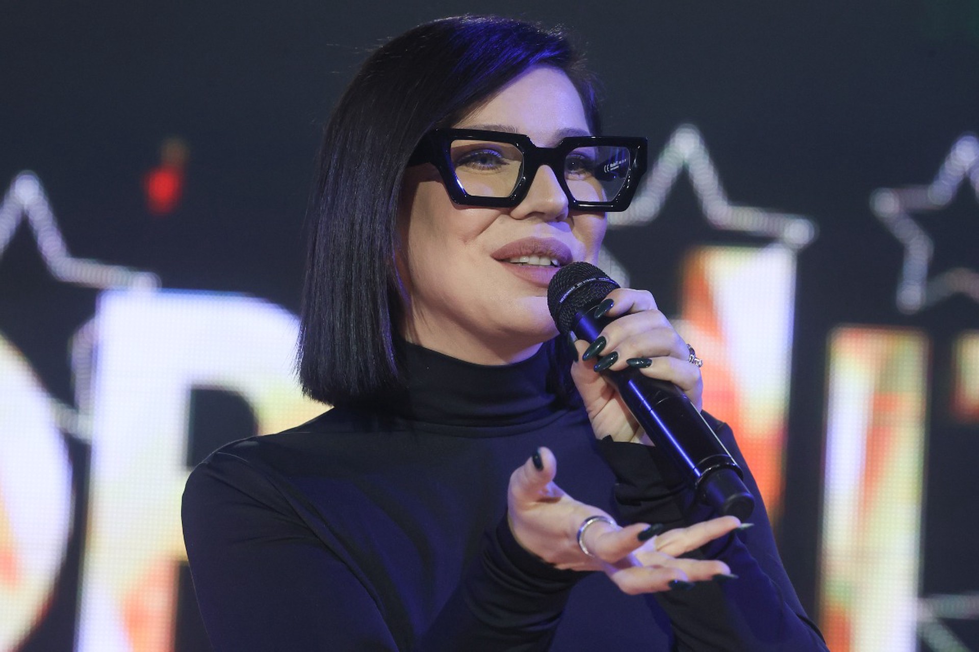 Эксперт назвал возможную причину получения Елкой российского паспорта