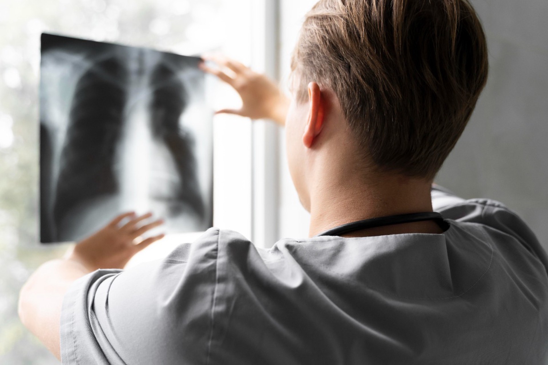 Пульмонолог Бекетов заявил, что ароматизаторы в вейпах поддерживают воспаления в легких