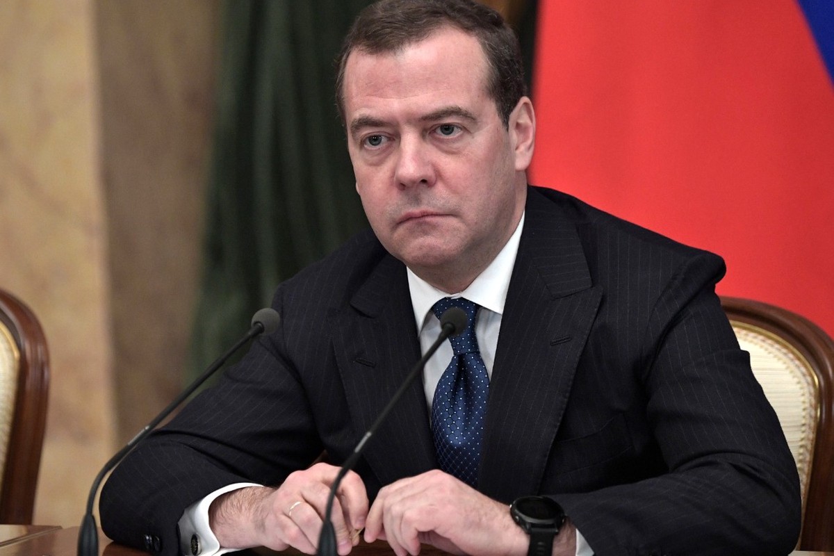Медведев объяснил, почему Запад продолжает поддерживать Зеленского