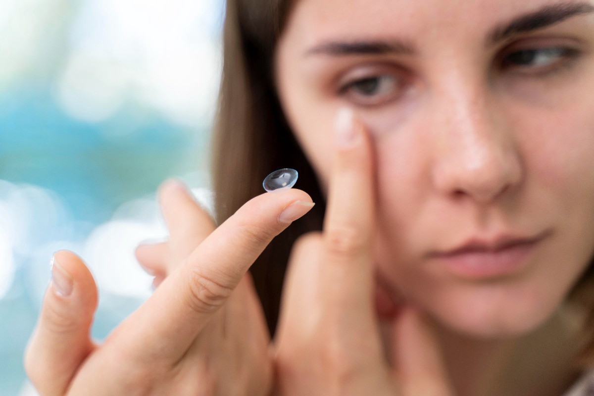 Врач раскрыл опасность купания в пруду в контактных линзах