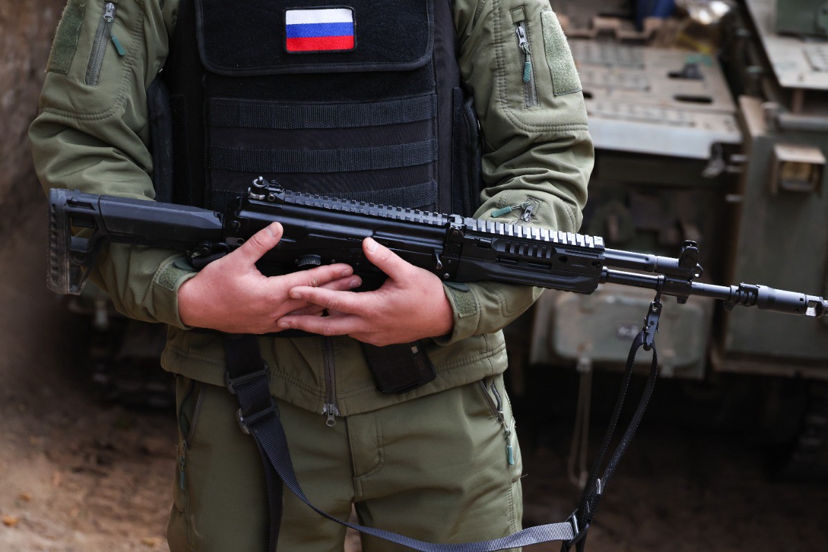 Российский военнослужащий спас раненого товарища с помощью ковра