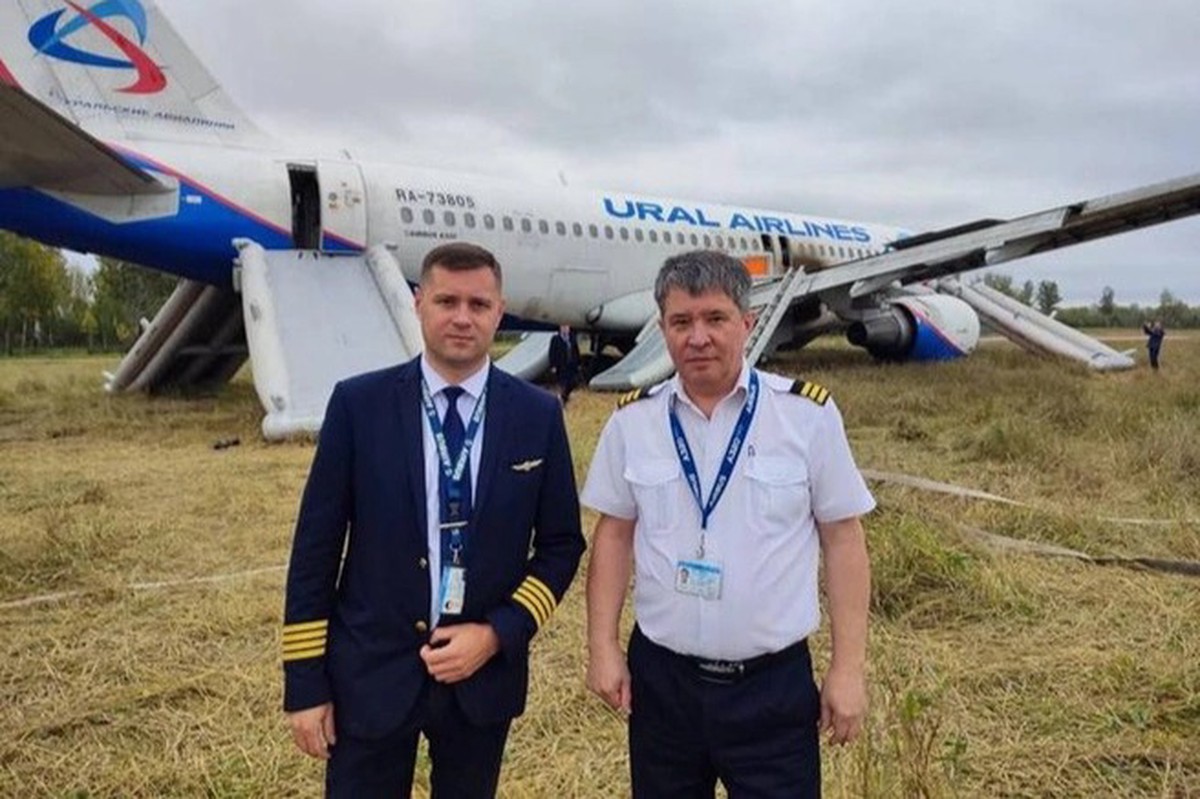 Второй пилот, посадивший самолет в поле, вынужден работать таксистом