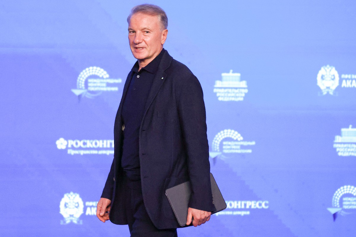Греф призвал платить чиновникам столько, чтобы они вели «не нищенскую жизнь»