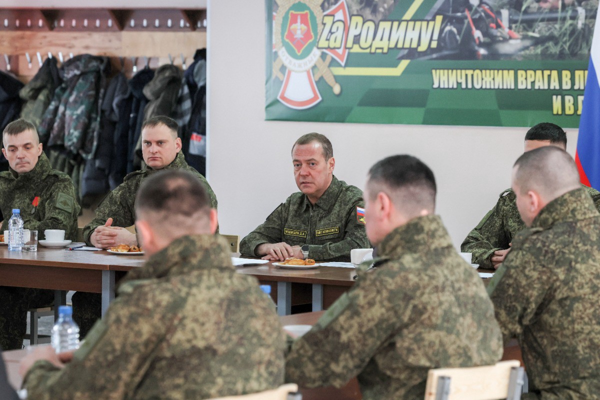 Медведев предупредил о ядерных ответных мерах при передаче ЯО Украине