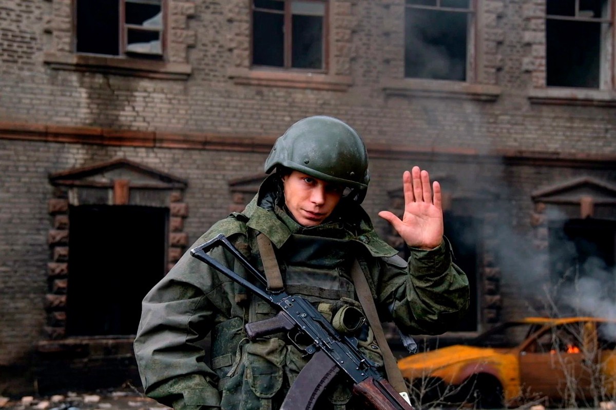 Режиссер «Малыша» поздравил актеров из фильма с внесением в «Миротворец»*