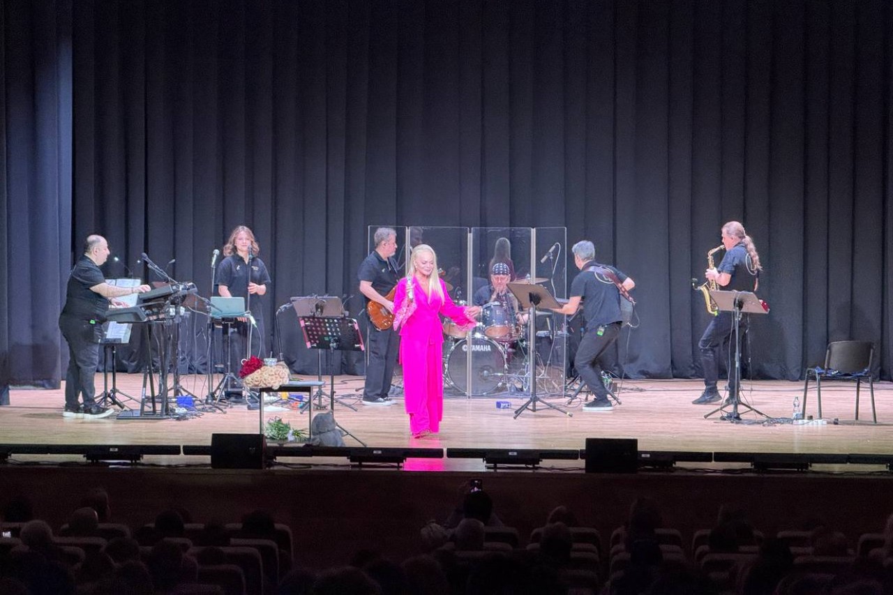 Упала в сцене: как у Долиной прошел первый после выселения концерт в Подмосковье