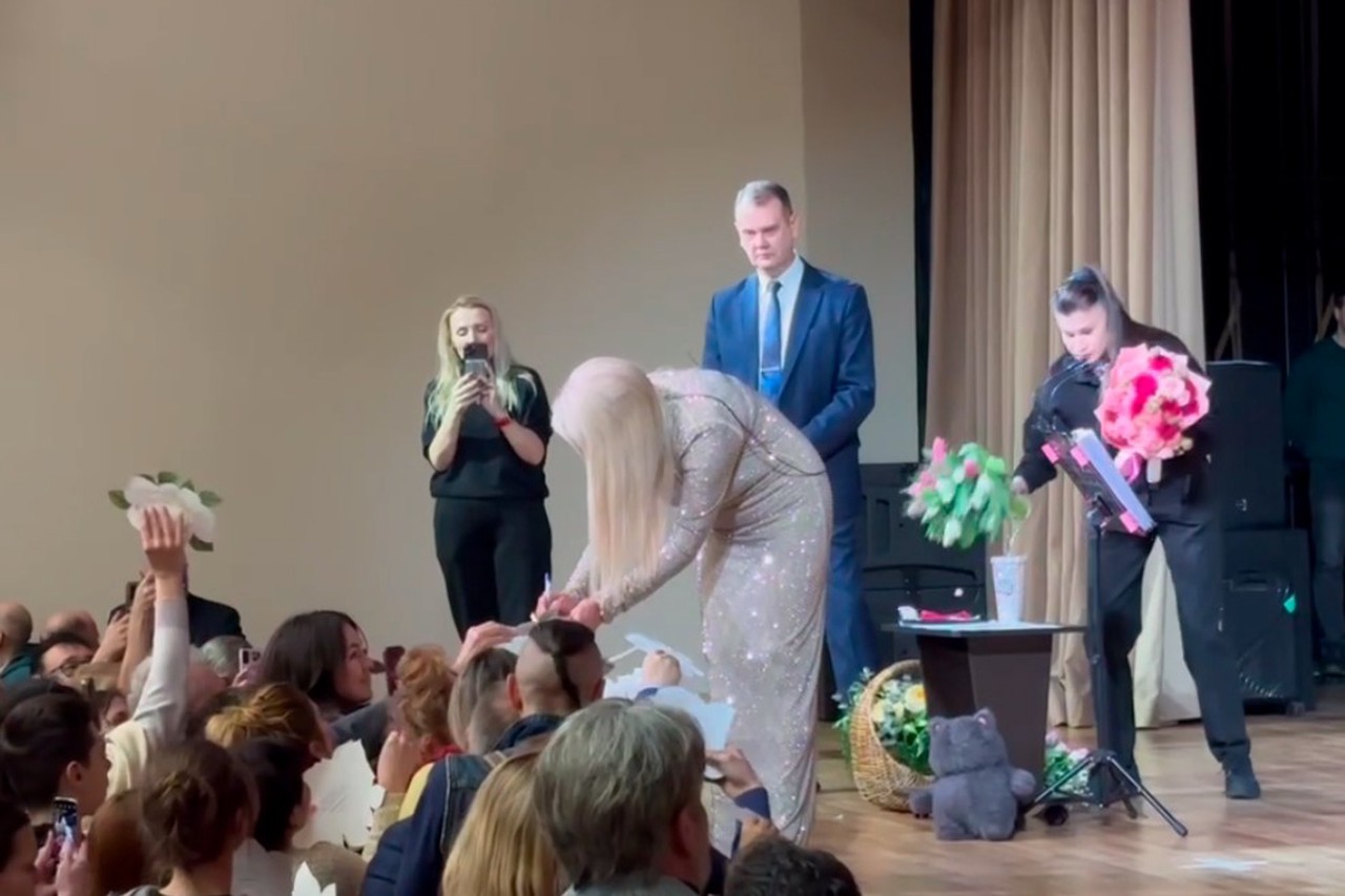 Упала в сцене: как у Долиной прошел первый после выселения концерт в Подмосковье