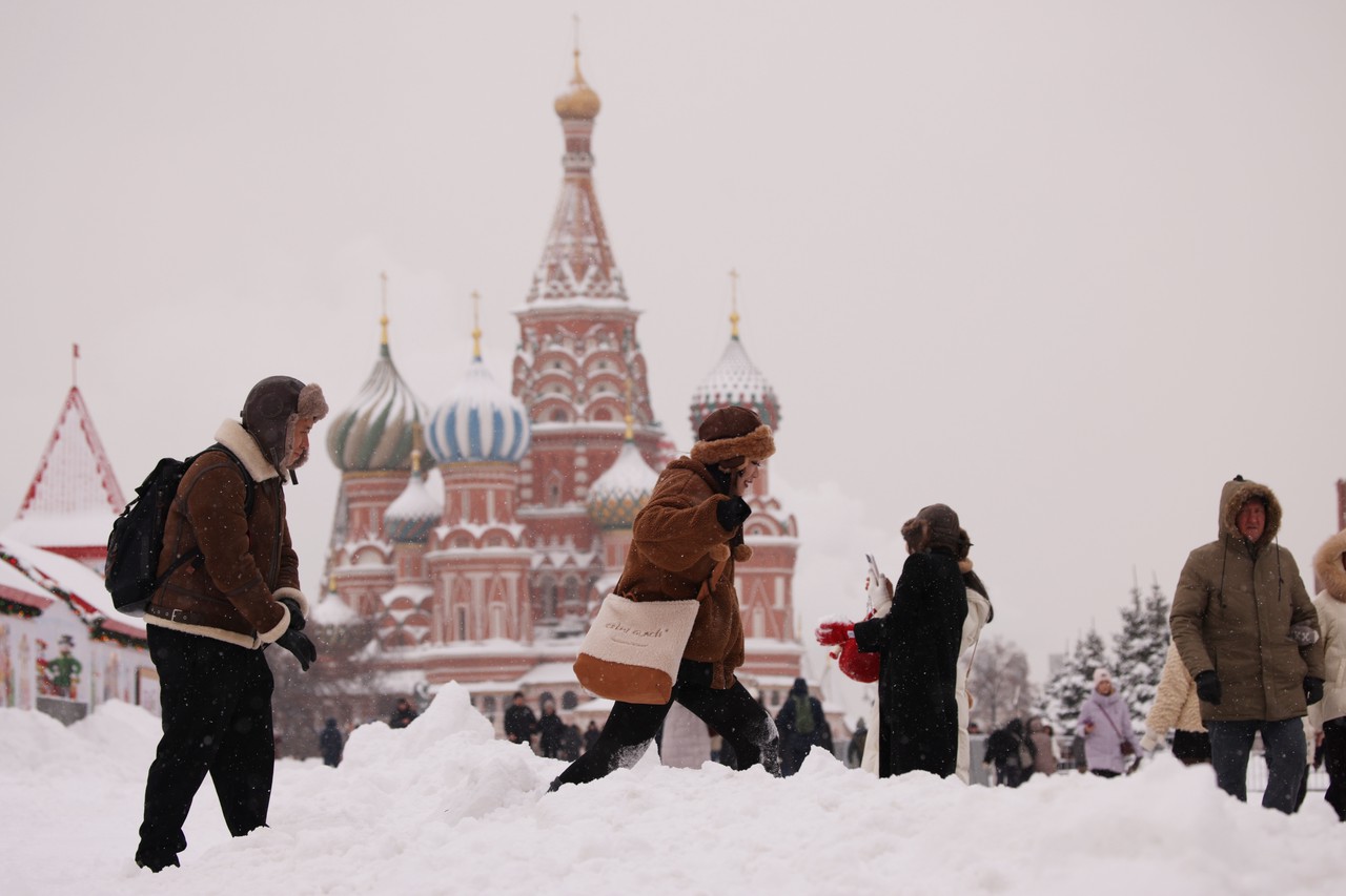 Снежный Армагеддон в Москве, осел-участник СВО, прощание с утонувшим в Босфоре россиянином: главные события января в объективе «Абзаца»