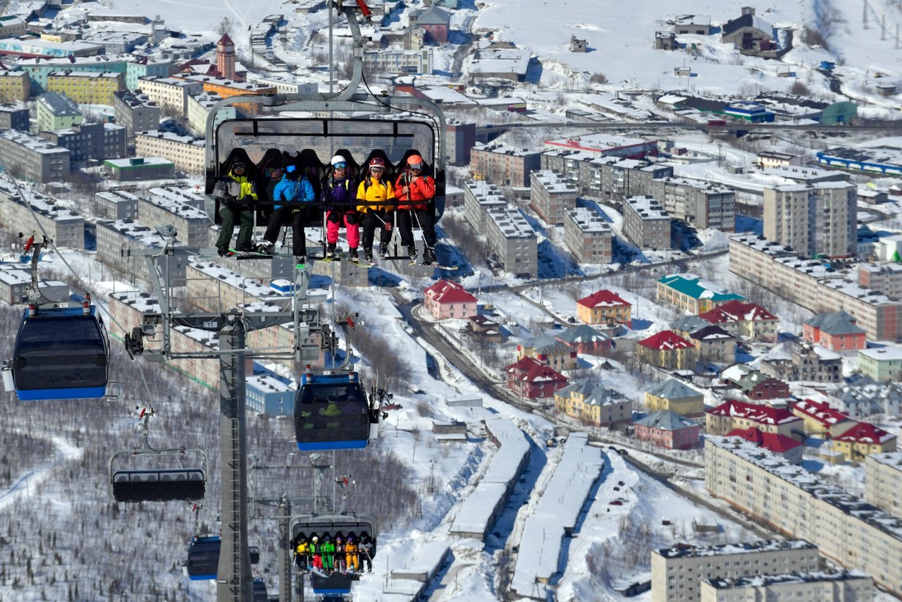 Снег, солнце и низкие цены: бюджетные путешествия по России в конце зимы