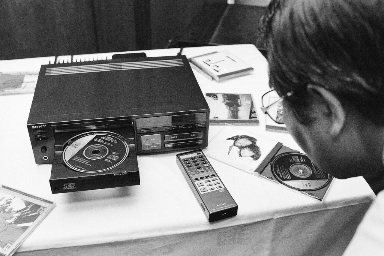 День рождения компакт-диска: триумф технологии, подарившей миру цифровое звучание