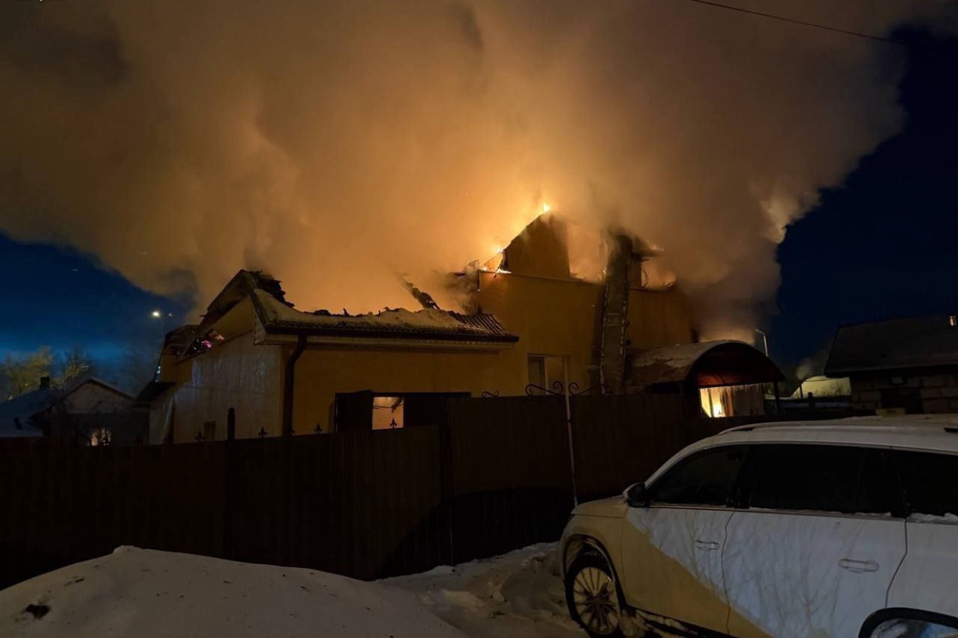 БПЛА ударили по Старому Осколу: загорелся частный дом