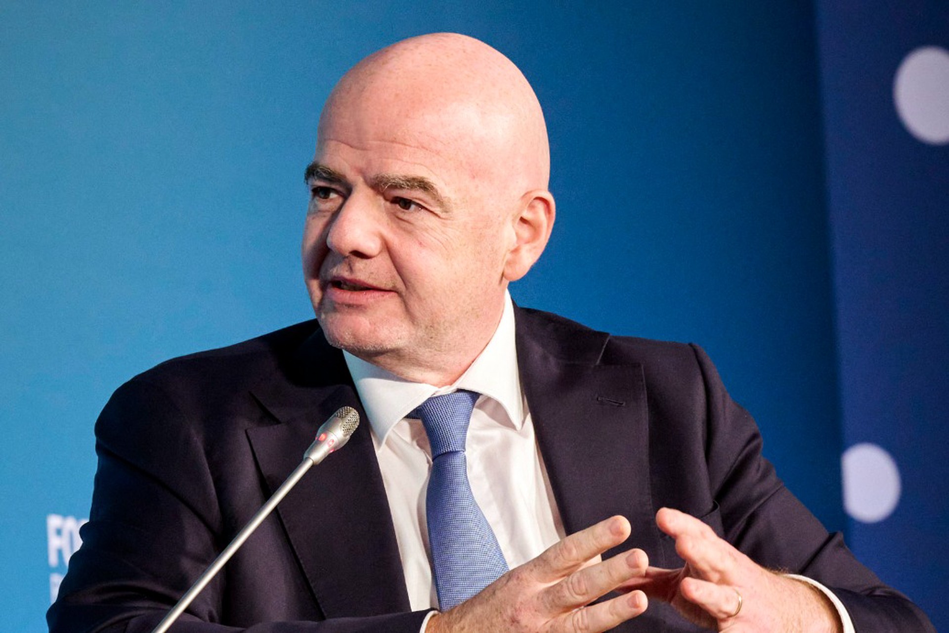 Президент ФИФА призвал допустить до игр российские команды