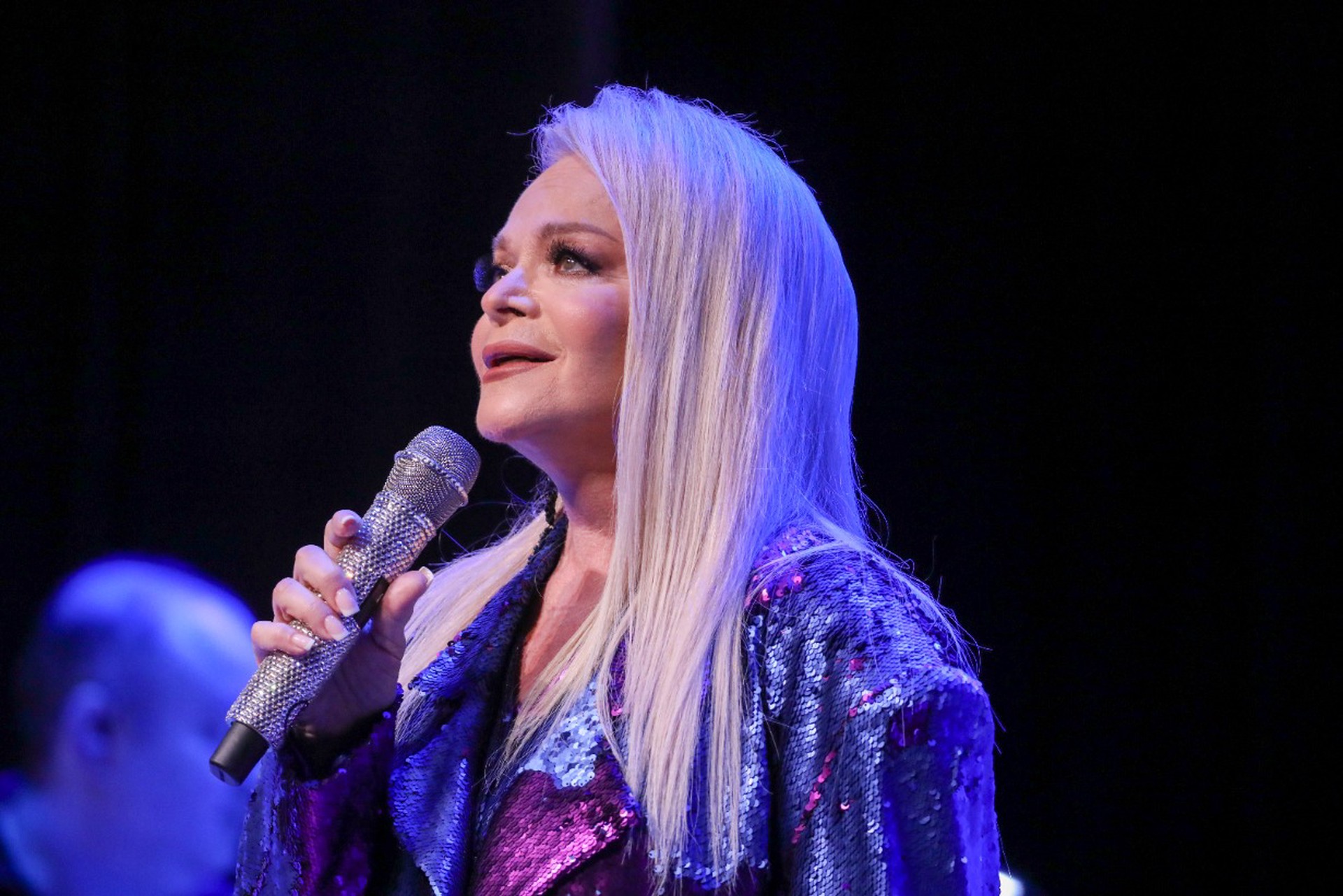 Упала в сцене: как у Долиной прошел первый после выселения концерт в Подмосковье