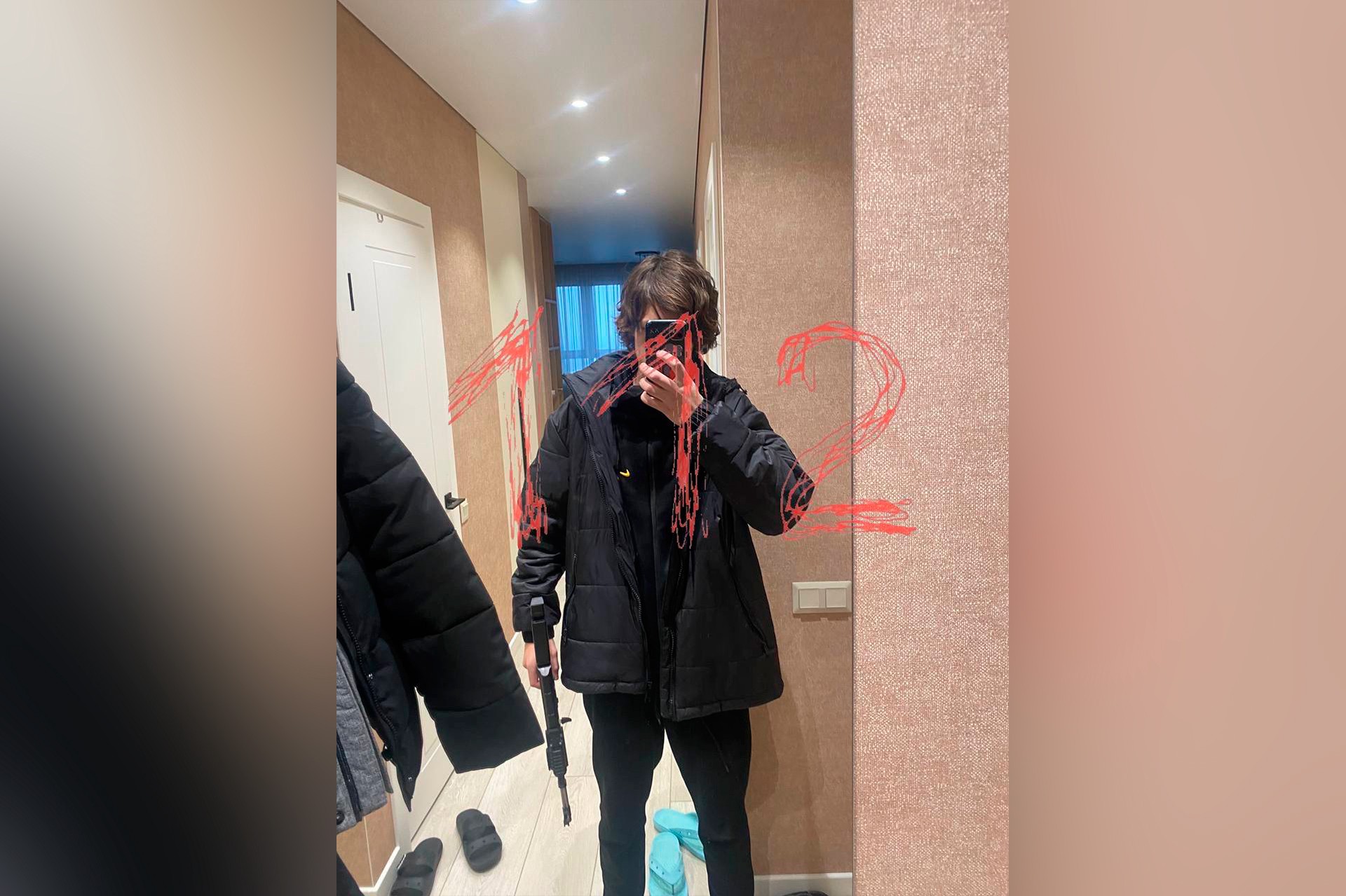 Школьник с травматическим пистолетом напал на учителя в России