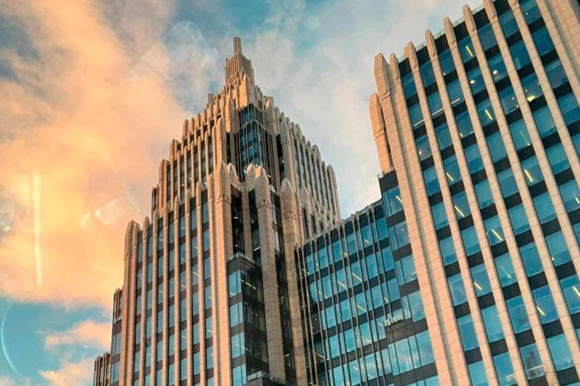 18 человек задыхаются в грузовом лифте московского бизнес-центра