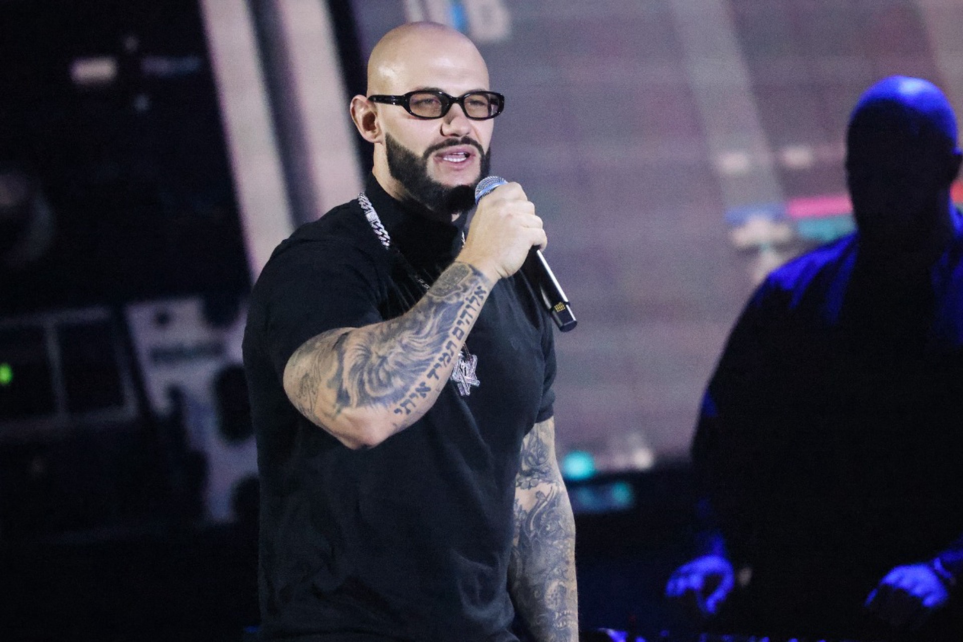 «Накинулся на него с ноги»: известный артист рассказал о драке с фотографом