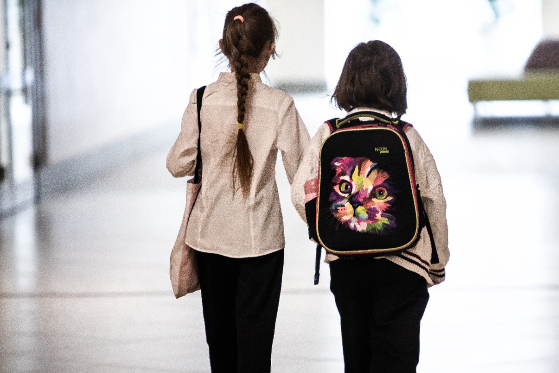 В школах привычные звонки сменят на патриотические песни