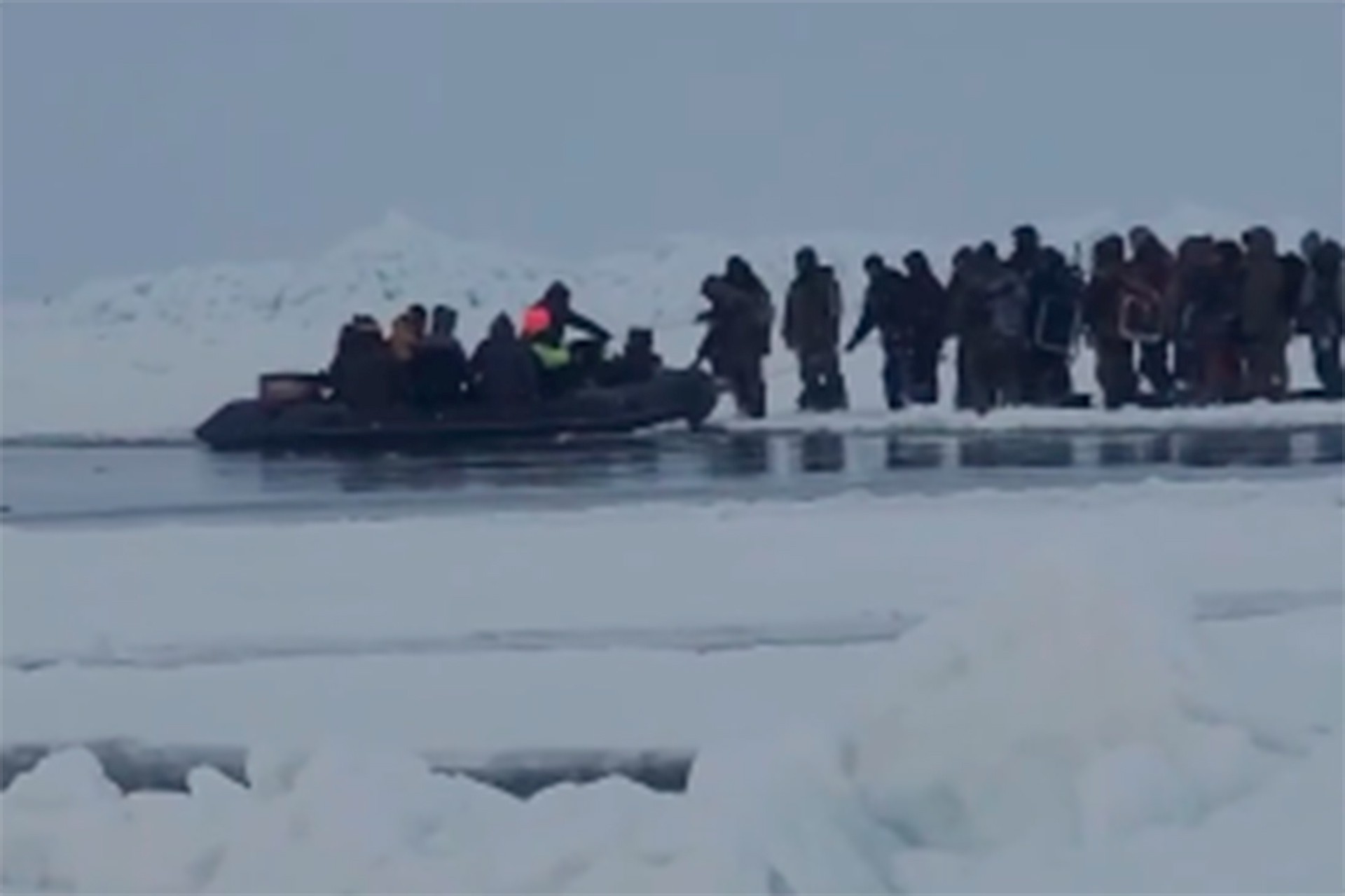 Десятки рыбаков застряли на дрейфующей льдине в Охотском море