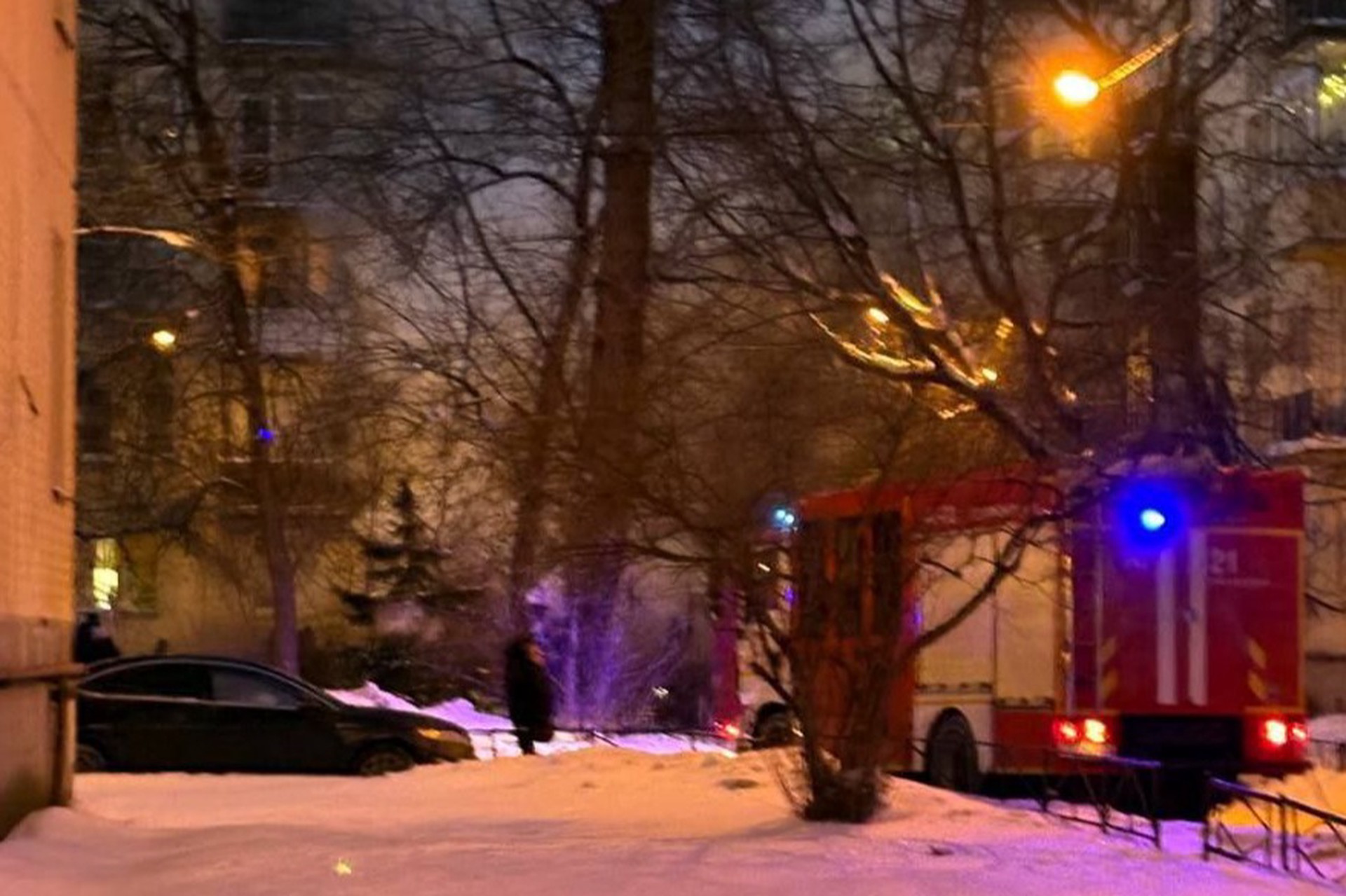 Девушка устроила поджог в здании и заявила о бомбе