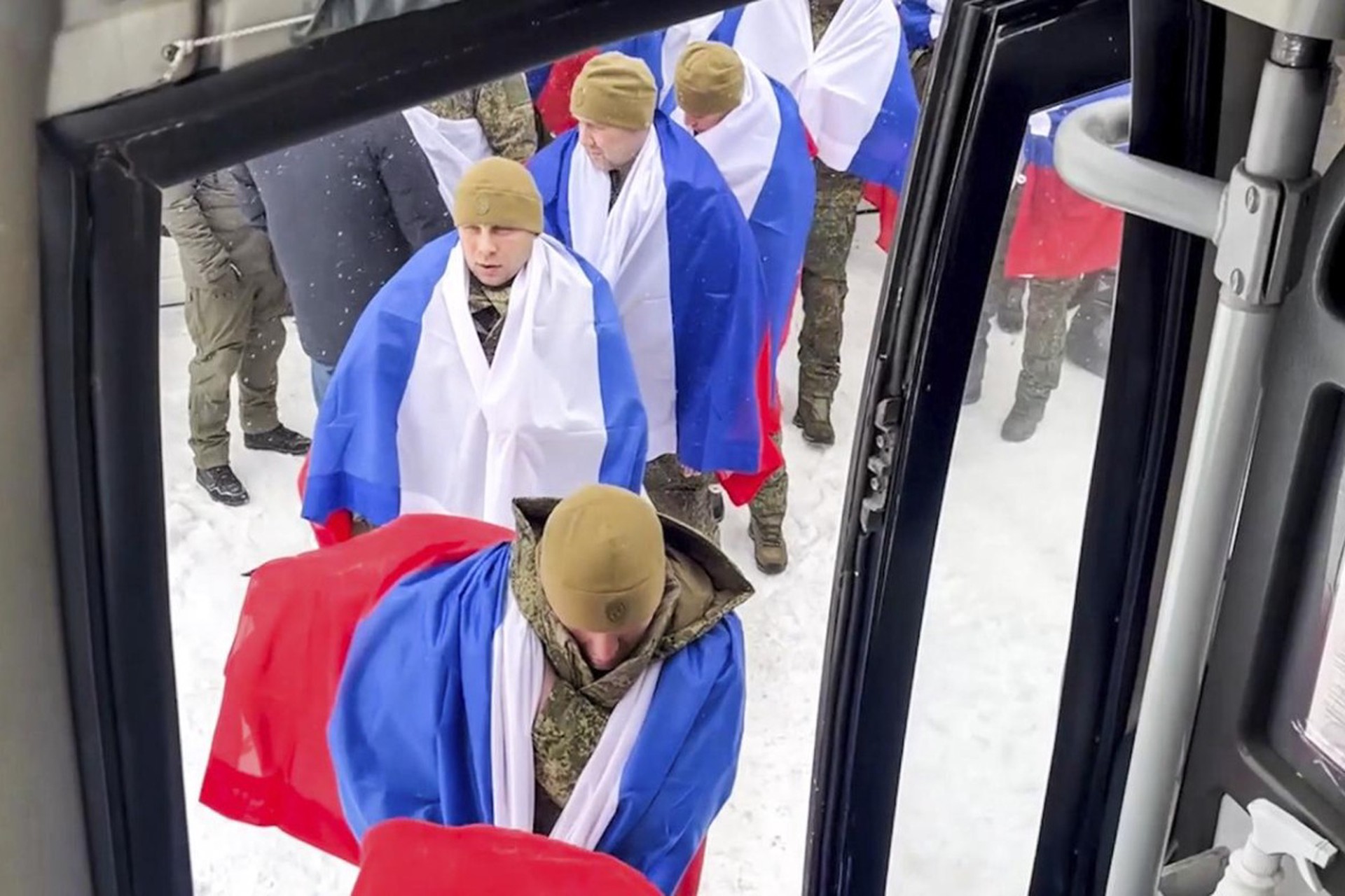 «Рад, что я вернулся»: из украинского плена вызволили 157 российских военных