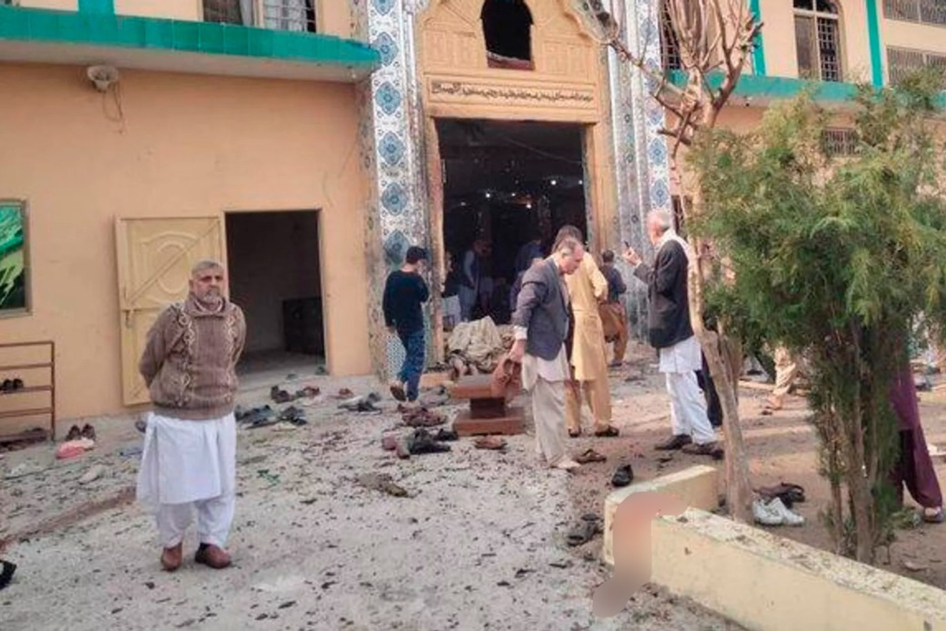 Десятки людей погибли при взрыве мечети в Пакистане