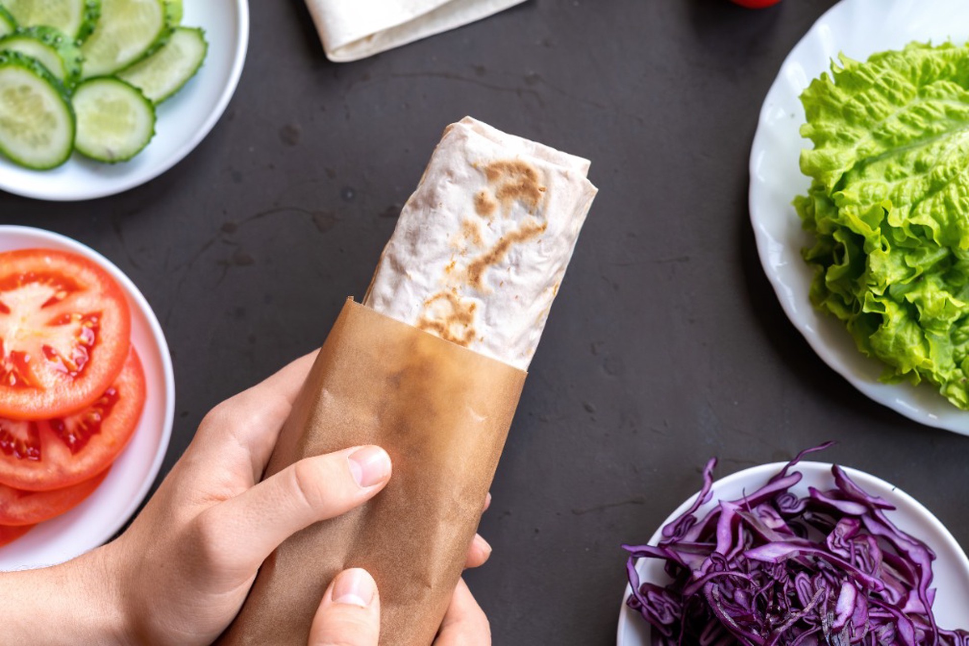 Почти половина россиян признались в любви к шаурме