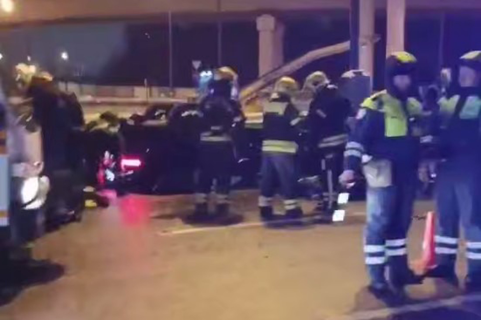 Mercedes слетел с моста на МКАД, двое погибли