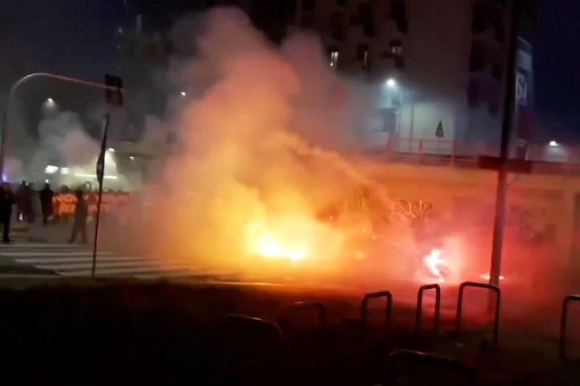 Огненные протесты в Милане: противники Олимпиады забросали полицию файерами