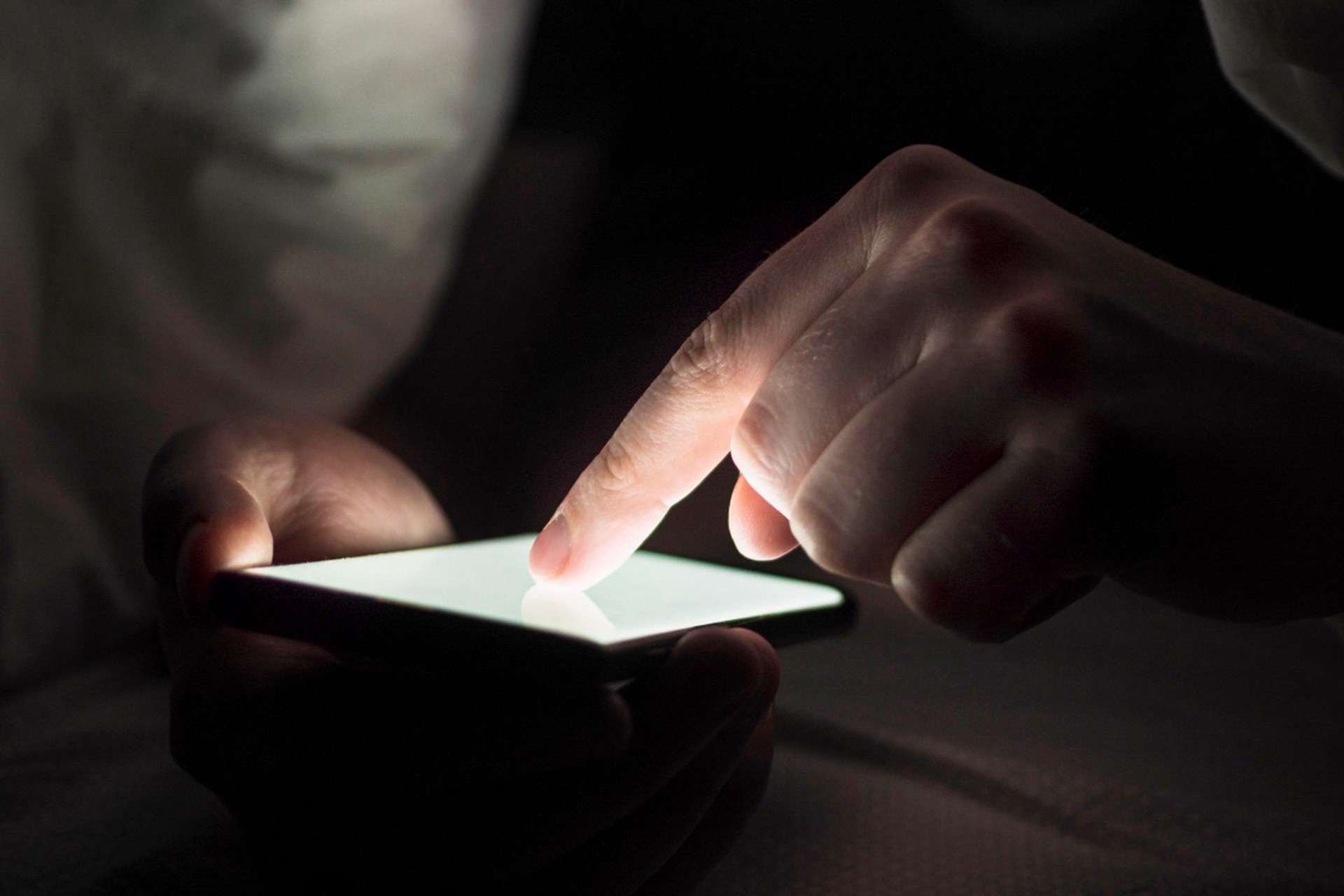 Использование смартфона в темноте чревато потерей зрения