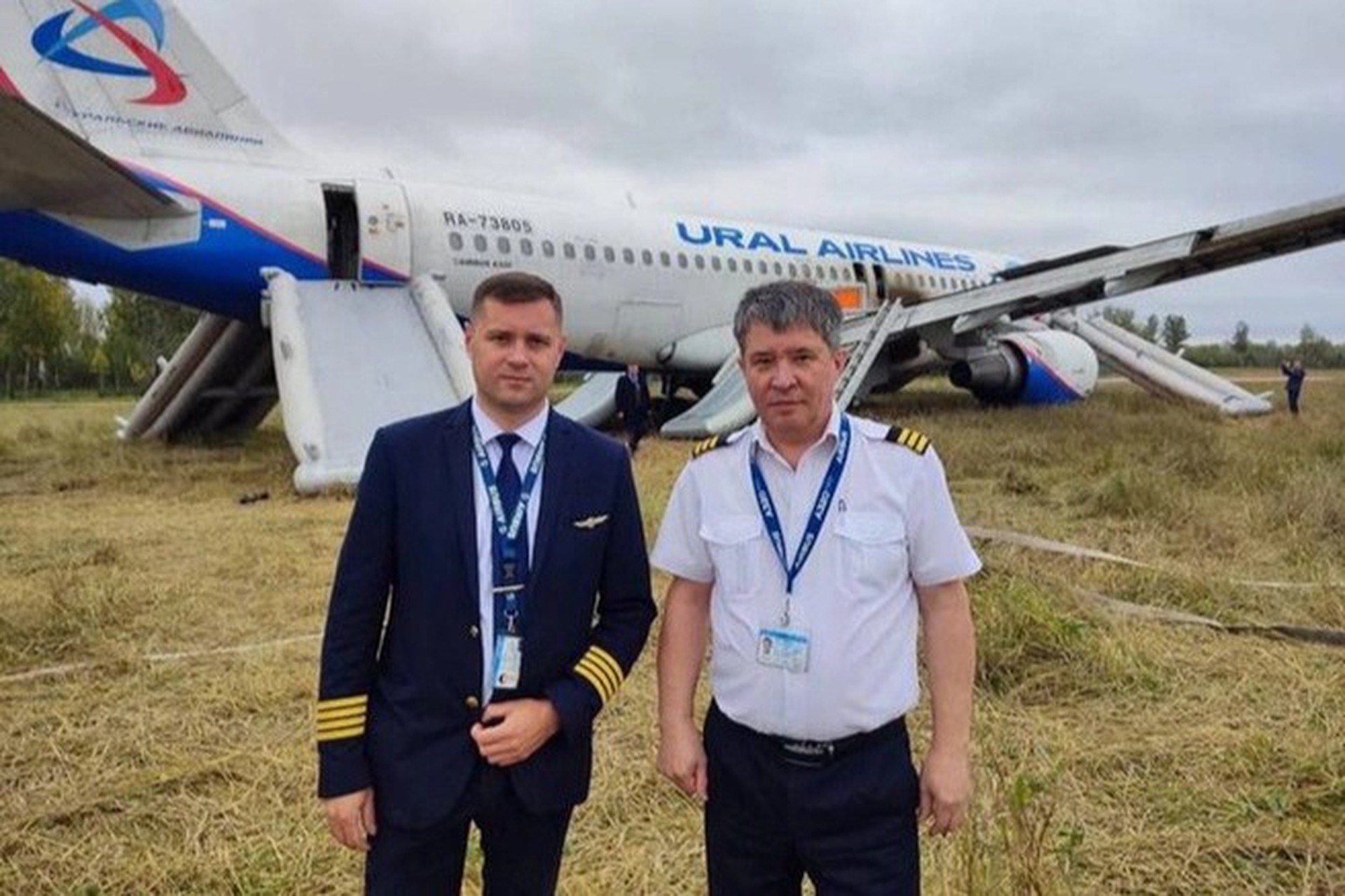 Второй пилот, посадивший самолет в поле, вынужден работать таксистом