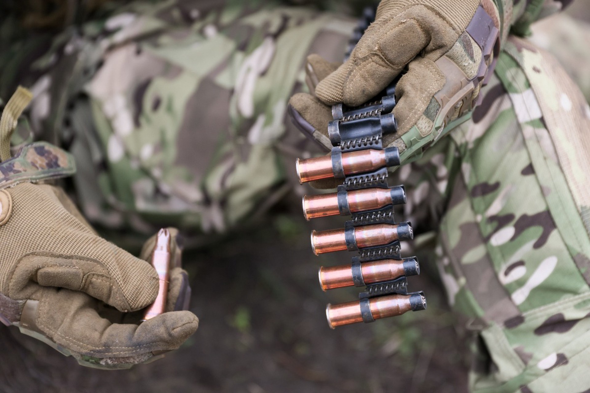 Военный ВС РФ два часа просидел на дереве ради одной цели 