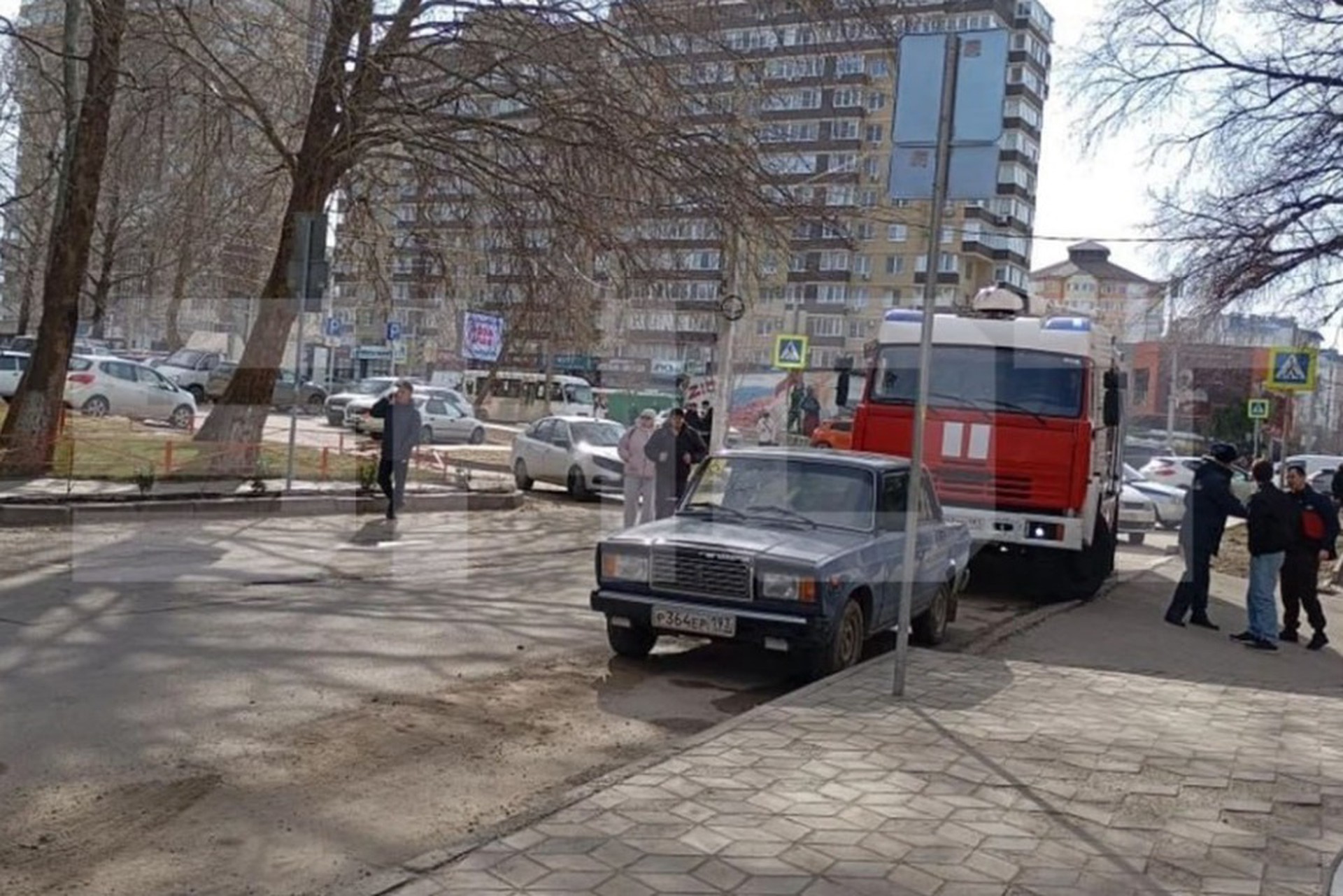 Подросток с оружием напал на колледж: охранник спас студентов и погиб