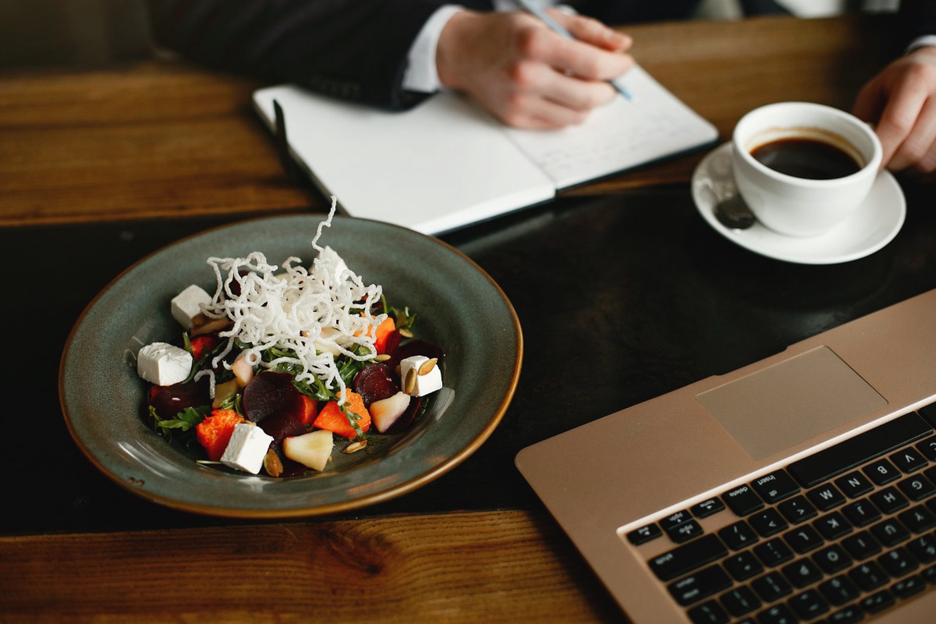 Врач предупредил о риске заразиться туберкулезом от общей посуды в офисе